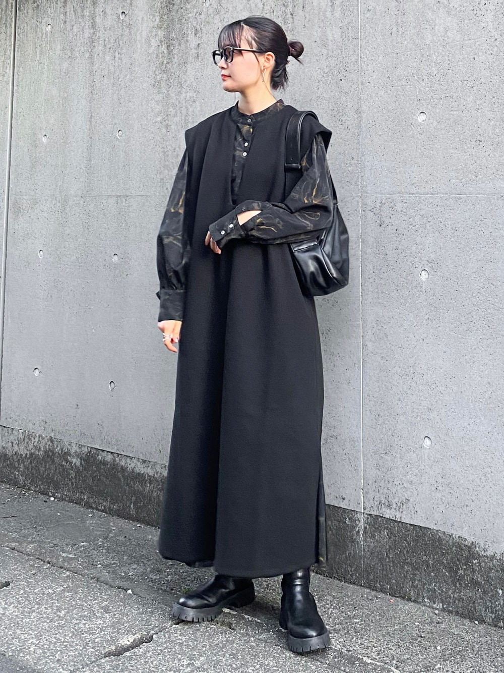 「秋服まるっと大公開、秋コーデ、レイヤードスタイル、モノトーン、ワンピース、ロングワンピース、ショルダーバッグ、ブーツ、メガネ女子、シンプルコーデ、きれいめカジュアル、ハロウィン、重ね着ベストシーズン、WEARyouthコーデ、ファッションを楽しもう」｜「select MOCA by sonのキーネックロングベストワンピース（ワンピース、ブラック系）」を使った、pearn0さん（レディース・160cm）の秋コーディネートの1枚目の写真