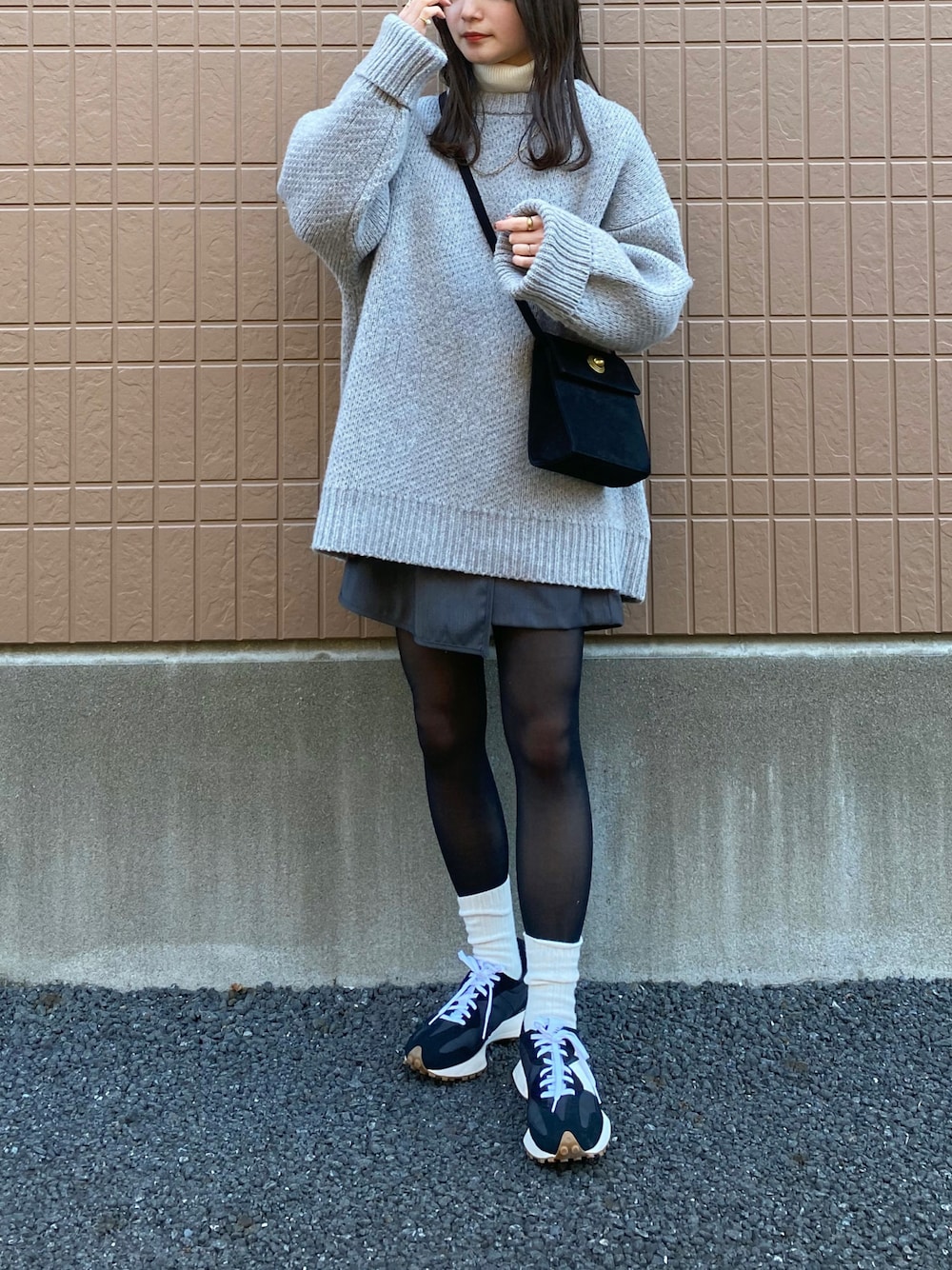 「休日スタイル、レイヤードスタイル、シンプルコーデ、ワントーンコーデ、グレー、ビッグシルエット、タートルネック、ハーフパンツ、ショートパンツ、ショルダーバッグ、スニーカー、New Balance、厚底シューズ、大人カジュアル、きれいめカジュアル」｜「WILLFULLYのnew jacquard big silhouette knit（ニット/セーター、グレー系）」を使った、pearn0さん（レディース・160cm）の冬コーディネートの1枚目の写真