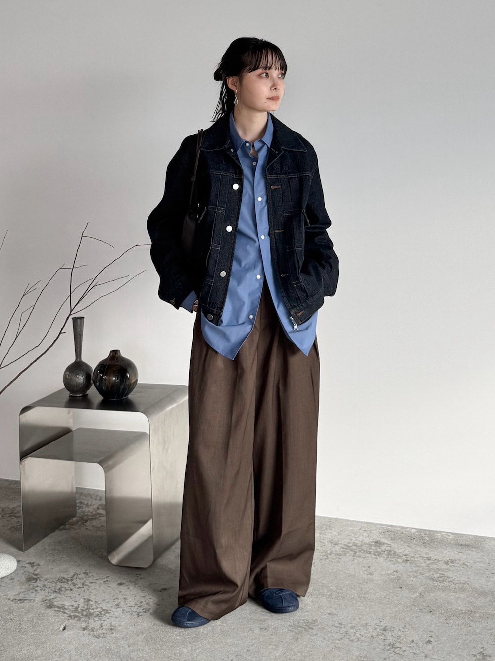 ブルー系のスニーカー、ブラウン系のスラックス、ブルー系のシャツ/ブラウスを着用したレディースの秋コーディネートの1枚目の写真