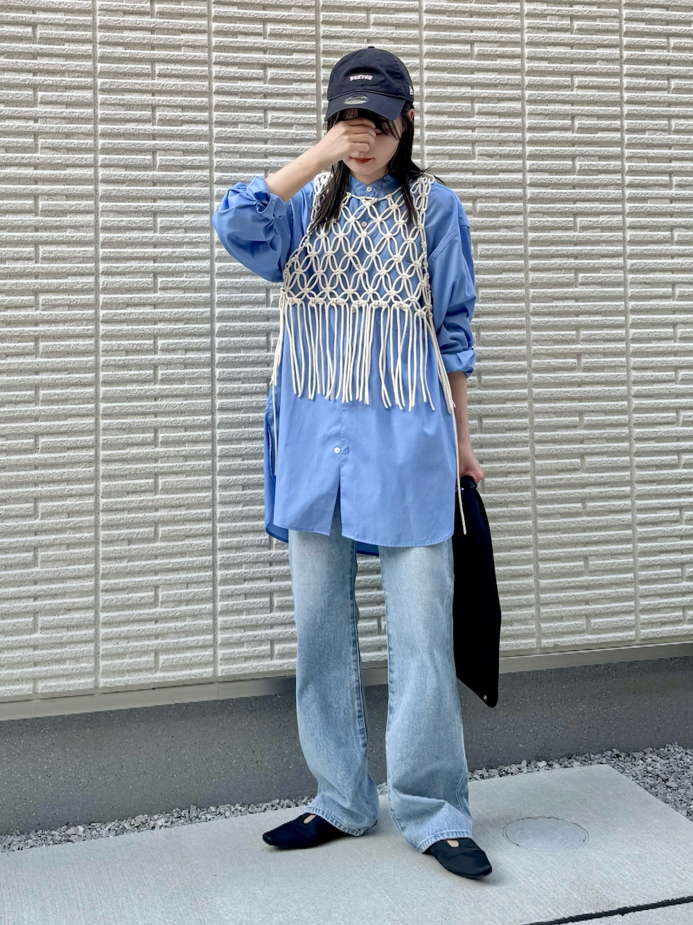 ブルー系のデニムパンツ、ホワイト系のベスト、ブルー系のシャツ/ブラウスを着用したレディースの夏コーディネートの1枚目の写真
