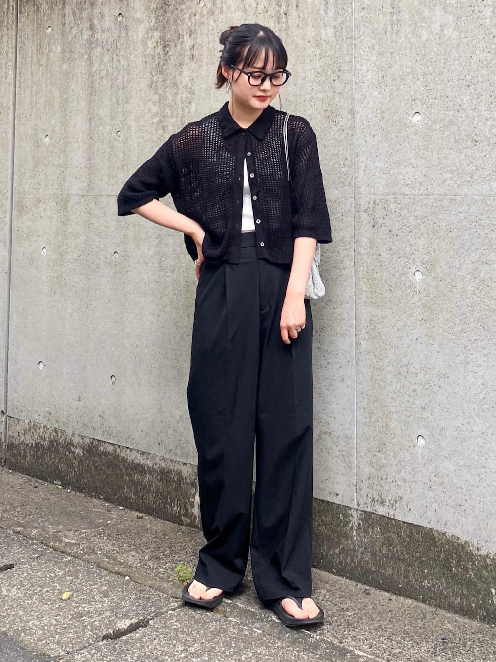 「WEARyouthコーデ、休日スタイル、レイヤードスタイル、モノトーン、モード、シンプルコーデ、メガネ女子、プチプラ、ショルダーバッグ、韓国ファッション、カーディガン、セットアップ、夏コーデ、お出かけコーデ、きれいめカジュアル」｜「LOWRYS FARMのメッシュポロカーディガン　278727（カーディガン/ボレロ、ブラック系）」を使った、pearn0さん（レディース・160cm）の夏コーディネートの1枚目の写真