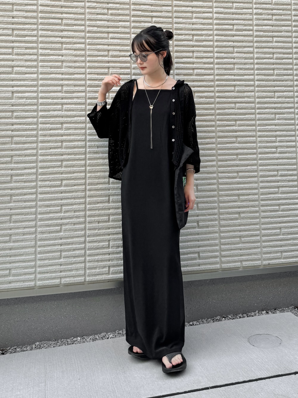 ブラック系のワンピース、ブラック系のカーディガン/ボレロ、ブラック系のトートバッグを着用したレディースの夏コーディネートの1枚目の写真