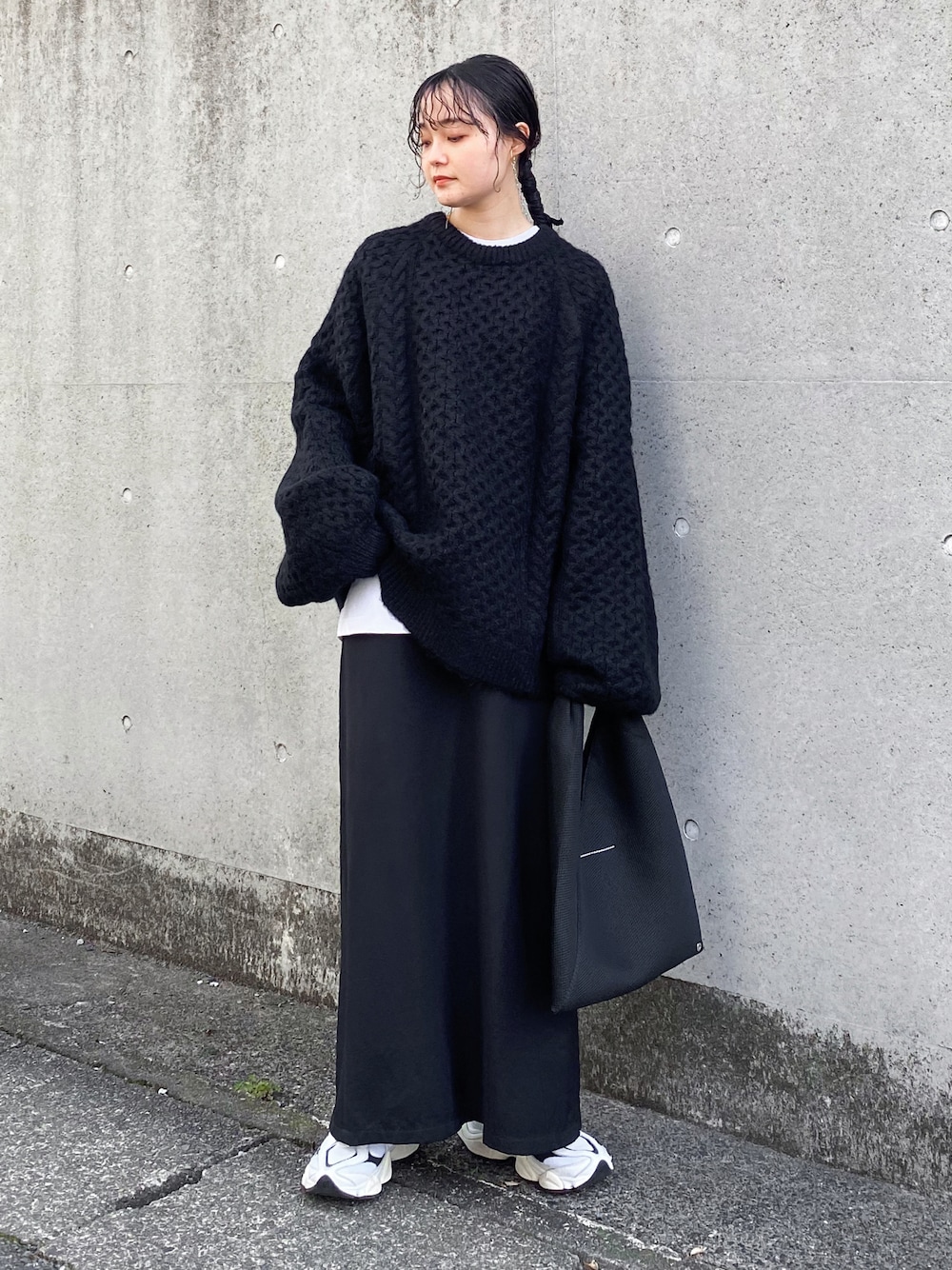 「ファッションを楽しもう、WEARyouthコーデ、休日スタイル、お出かけコーデ、モノトーン、ワントーンコーデ、大人カジュアル、ニット、レイヤードスタイル、ロングスカート、スニーカー、厚底シューズ、トートバッグ、ハンドバッグ、ビッグシルエット」｜「select MOCA by sonのオーバーサイズハニカムニット（ニット/セーター、ブラック系）」を使った、pearn0さん（レディース・160cm）の秋コーディネートの1枚目の写真