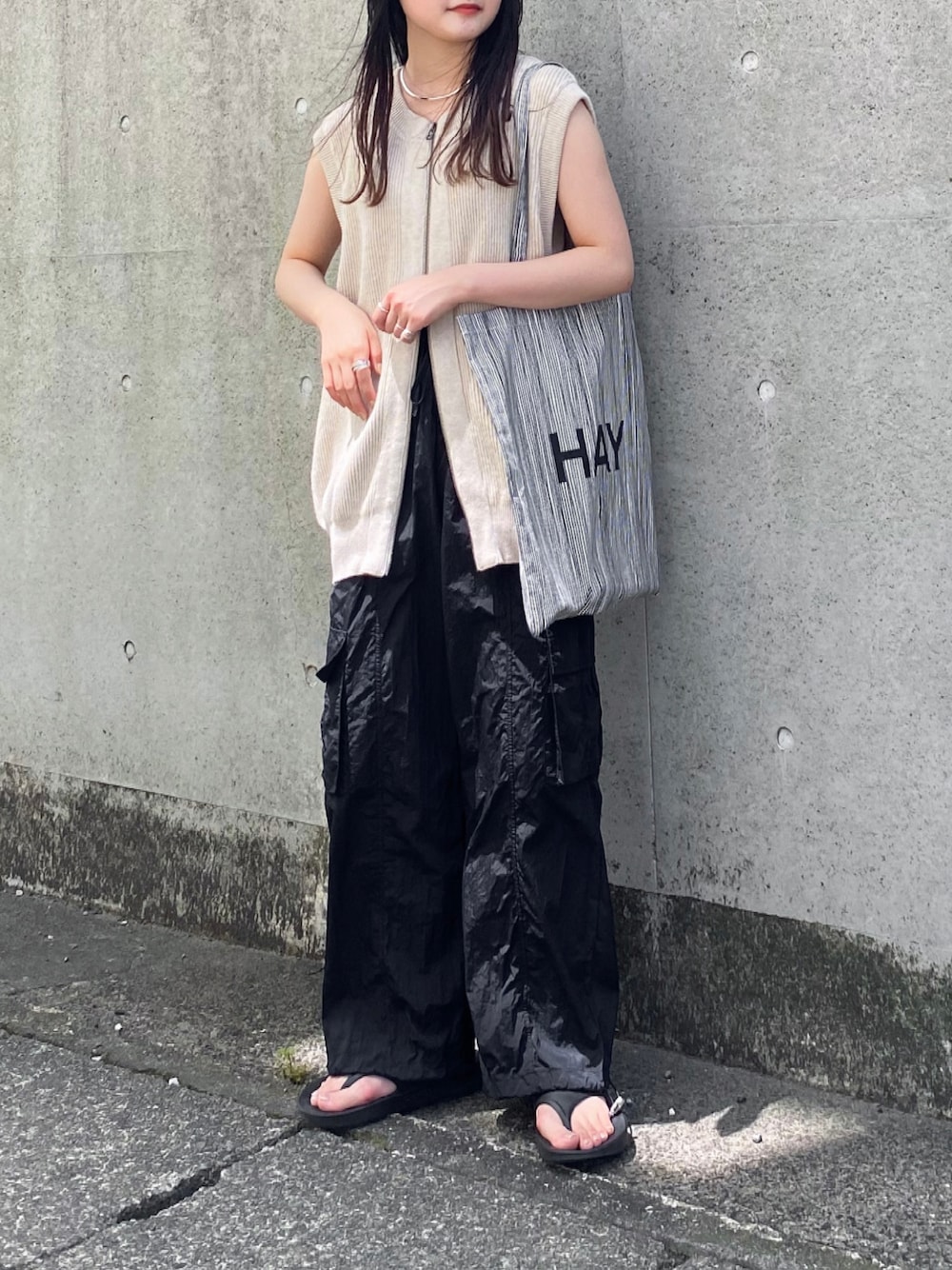 「初夏コーデ、夏コーデ、WEARyouthコーデ、モノトーン、シンプルコーデ、ベスト、カーゴパンツ、oofos、トートバッグ、休日スタイル、ビッグシルエット、韓国ファッション、ストリート」｜「Steven Alanの＜crepuscule × Steven Alan＞ ZIP VEST/ベスト（ベスト、ベージュ系）」を使った、pearn0さん（レディース・160cm）の夏コーディネートの1枚目の写真