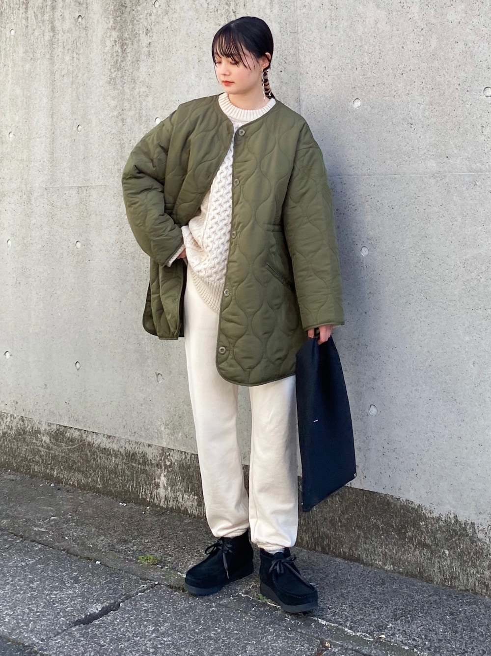 「ファッションを楽しもう、WEARyouthコーデ、シンプルコーデ、プチプラ、ビッグシルエット、キルティング、キルティングジャケット、スウェット、スウェットパンツ、トートバッグ、ハンドバッグ、ワラビー」｜「Riberryのドロストキルティングショートコート（ノーカラーコート、グリーン系）」を使った、pearn0さん（レディース・160cm）の秋コーディネートの1枚目の写真
