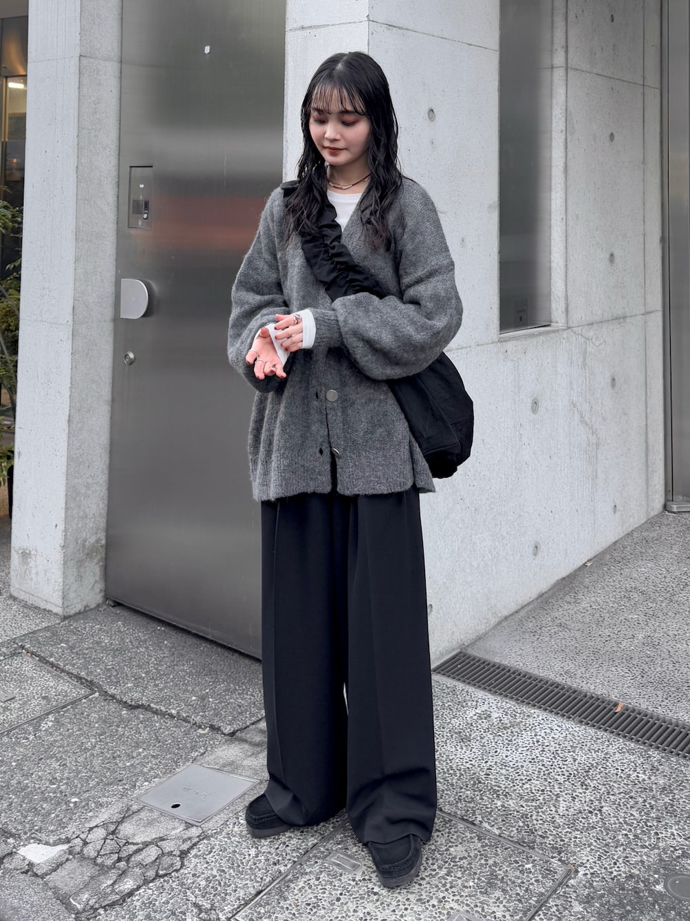 グレー系のカーディガン/ボレロ、ホワイト系のTシャツ/カットソー、ブラック系のその他パンツを着用したレディースの冬コーディネートの1枚目の写真