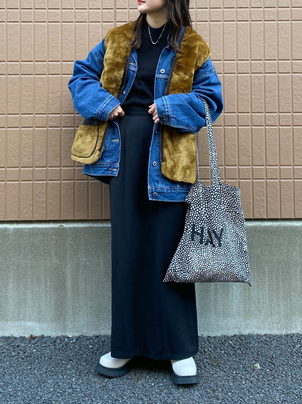「大人カジュアル、きれいめカジュアル、レイヤードスタイル、ファーベスト、barbour、デニム、デニムジャケット、ハイネック、ロングスカート、厚底シューズ、厚底ブーツ、トートバッグ」｜「recaのプチハイネックべーシックリブニット（ニット/セーター、ブラック系）」を使った、pearn0さん（レディース・160cm）の冬コーディネートの1枚目の写真