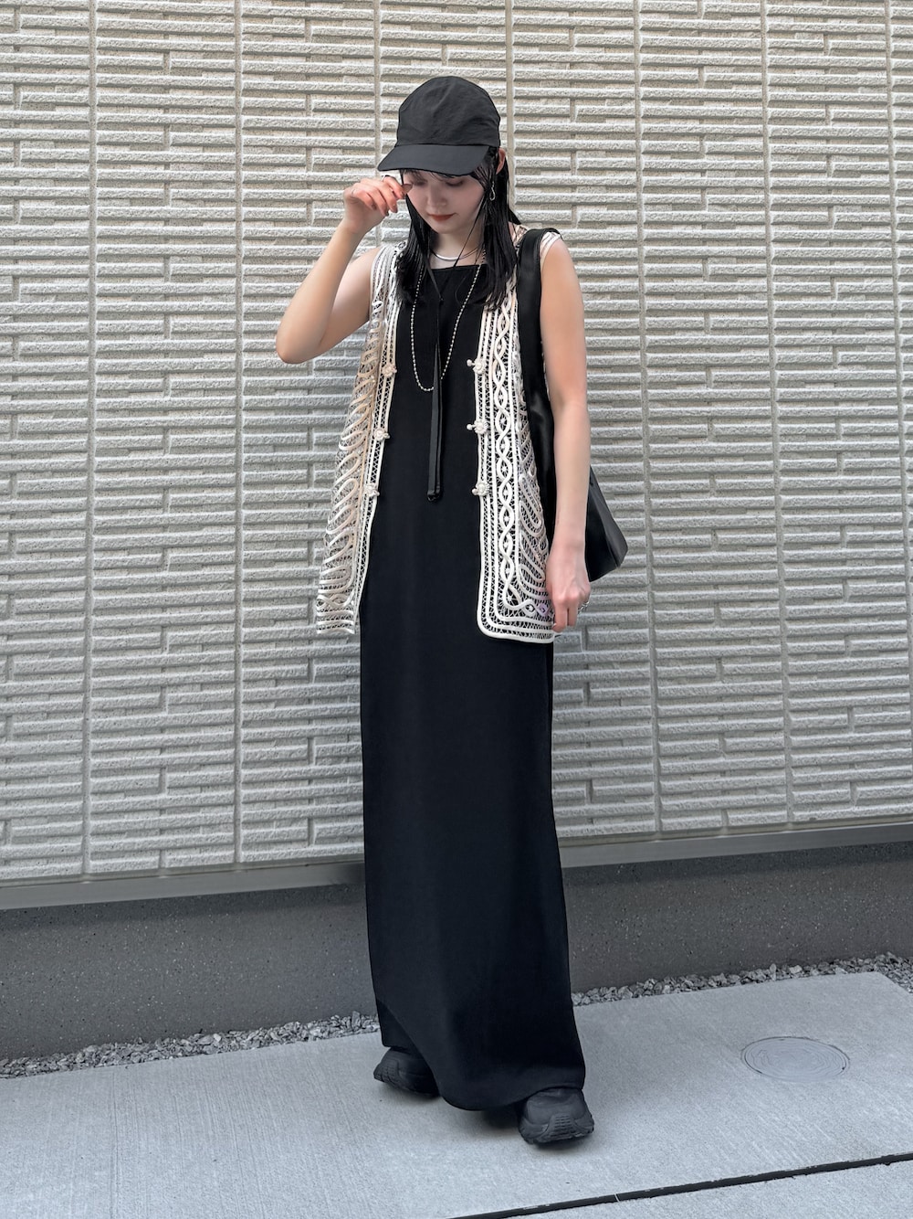 「レイヤードスタイル、お出かけコーデ、アツいコーデ全部見せ、夏コーデ、モノトーン、シンプルコーデ、ワンピース、キャミワンピ、キャップ、ショルダーバッグ、スニーカー、韓国ファッション、アウトドアスタイル、ベスト」｜「TODAYFULのエンブロイダリーミドルベスト（ベスト、ホワイト系）」を使った、pearn0さん（レディース・160cm）の夏コーディネートの1枚目の写真