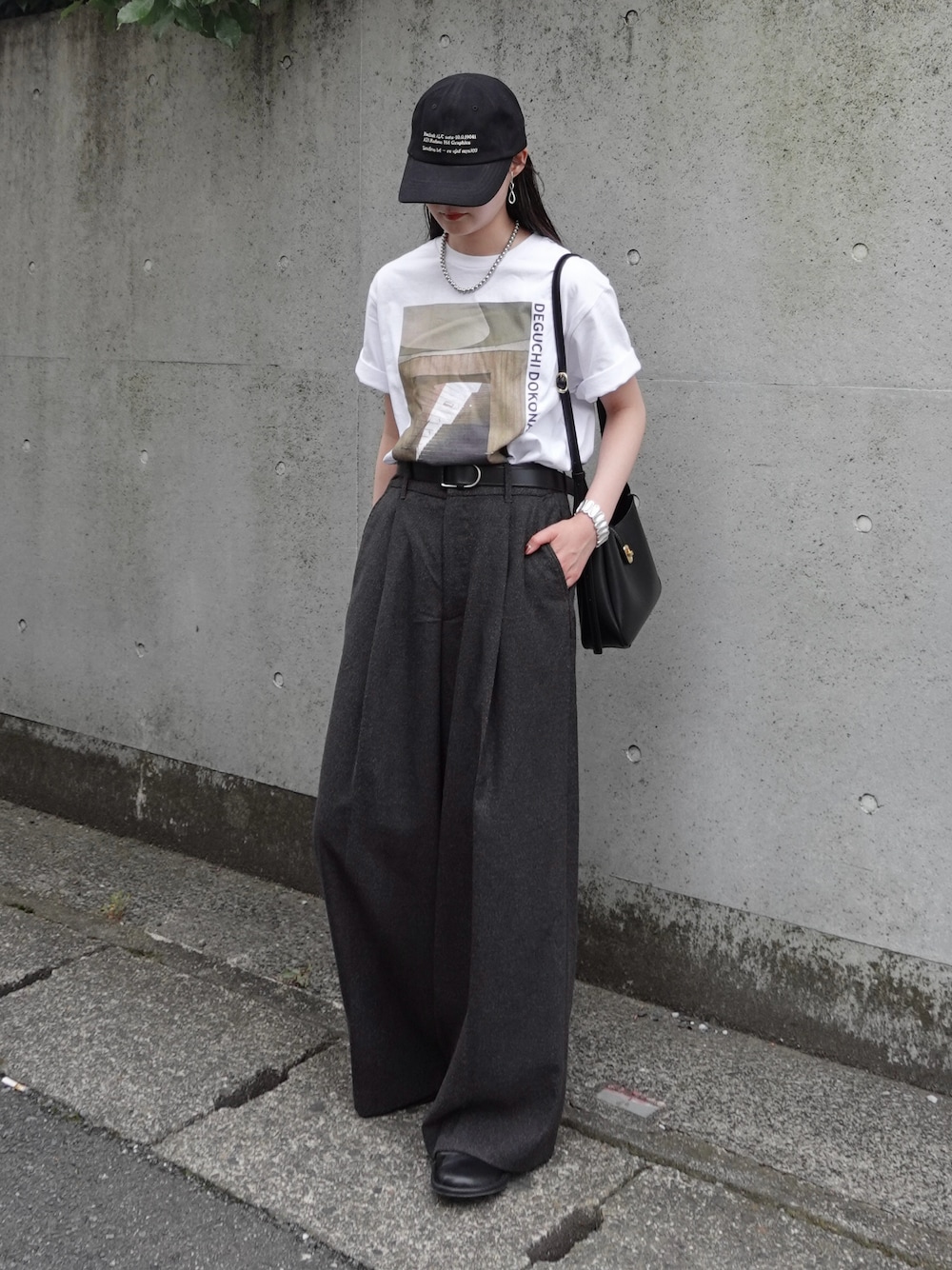 「やっぱり帽子が好き、モノトーン、スポーツミックス、白Tシャツ、ロゴT、スラックス、ワイドパンツ、キャップ、ショルダーバッグ、大人カジュアル、お出かけコーデ、休日スタイル、初夏コーデ、夏コーデ、プチプラ」｜「NOGLEの【NOGLE/ノグル】ヴィンテージフォトプリントTEE（Tシャツ/カットソー、ホワイト系）」を使った、pearn0さん（レディース・160cm）の夏コーディネートの1枚目の写真