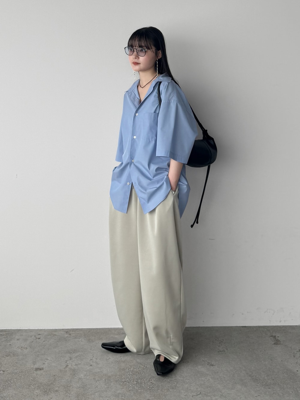 「夏ルックで気分アップ、サングラス、メガネ女子、半袖シャツ、シャツスタイル、シンプルコーデ、プチプラ、大人カジュアル、夏コーデ、スウェットパンツ、ショルダーバッグ、オープンカラーシャツ、休日スタイル、お出かけコーデ」｜「EVOLの一部WEB限定カラー【EVOL】ソフトスクエアUカットベルトフラットパンプス IV5197（パンプス、ブラック系）」を使った、pearn0さん（レディース・160cm）の夏コーディネートの1枚目の写真