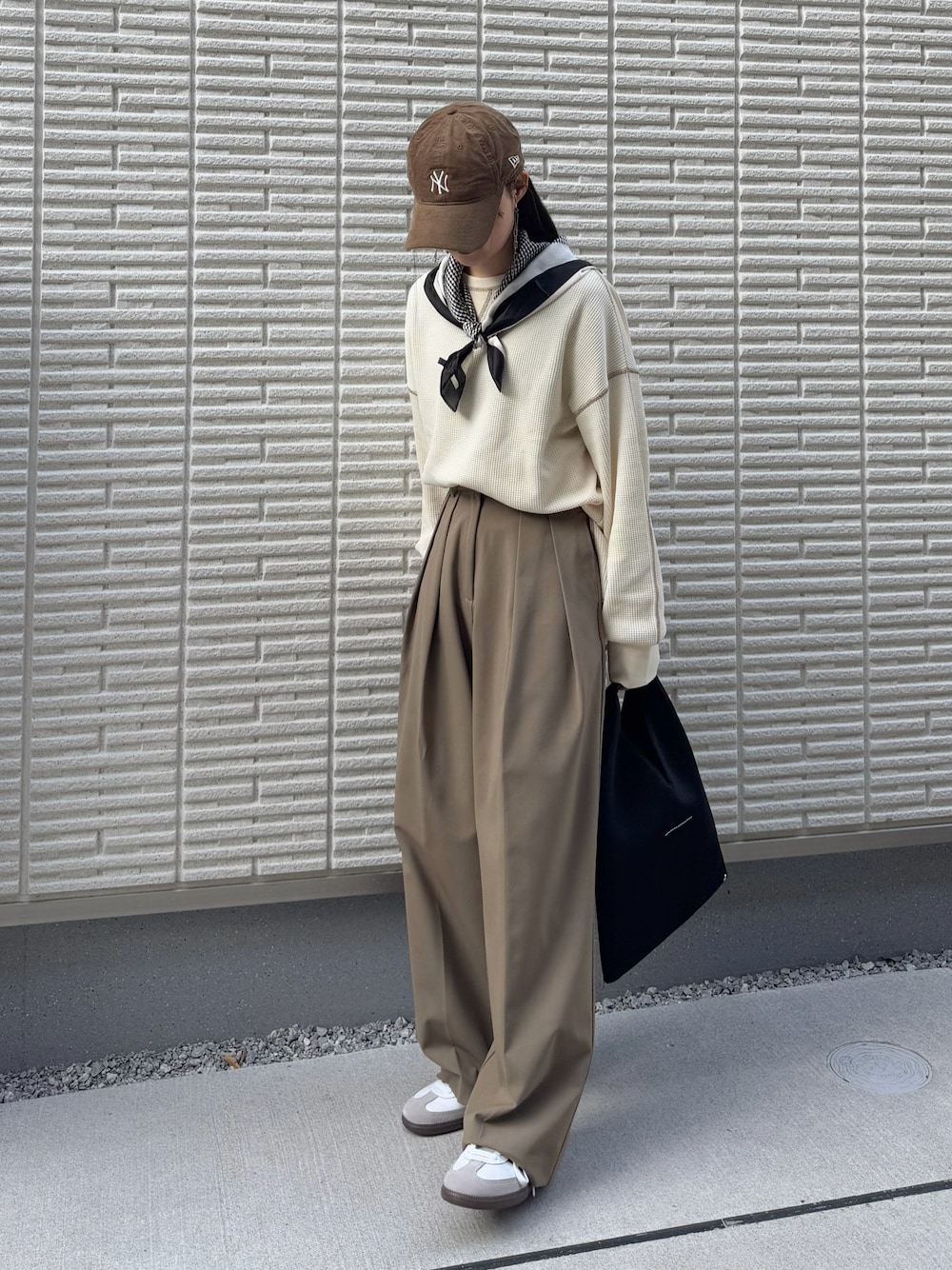 「シンプルコーデ、淡色コーデ、ワントーンコーデ、ロンT、ワイドパンツ、スラックス、スカーフ、スニーカー、キャップ、プチプラ、お出かけコーデ、休日スタイル」｜「Javaの【1月下旬再入荷】《JaVaジャバ 別注》シンプルなのに格上げ。2way配色ワッフルロンTee（Tシャツ/カットソー、ホワイト系）」を使った、pearn0さん（レディース・160cm）の冬コーディネートの1枚目の写真