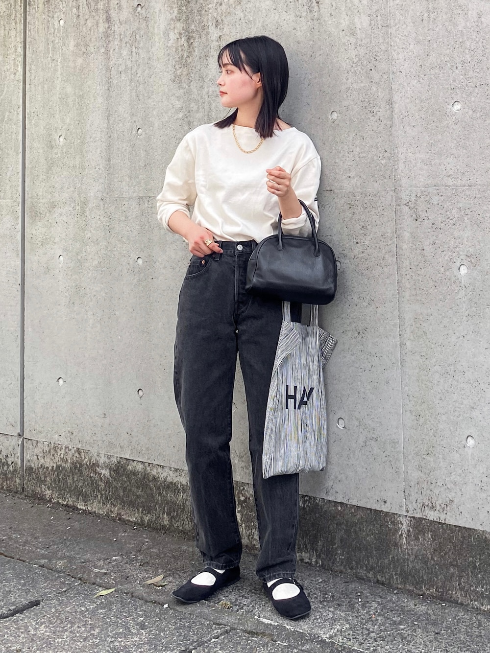 ブラック系のデニムパンツ、ホワイト系のTシャツ/カットソー、ブラック系のショルダーバッグを着用したレディースの夏コーディネートの1枚目の写真