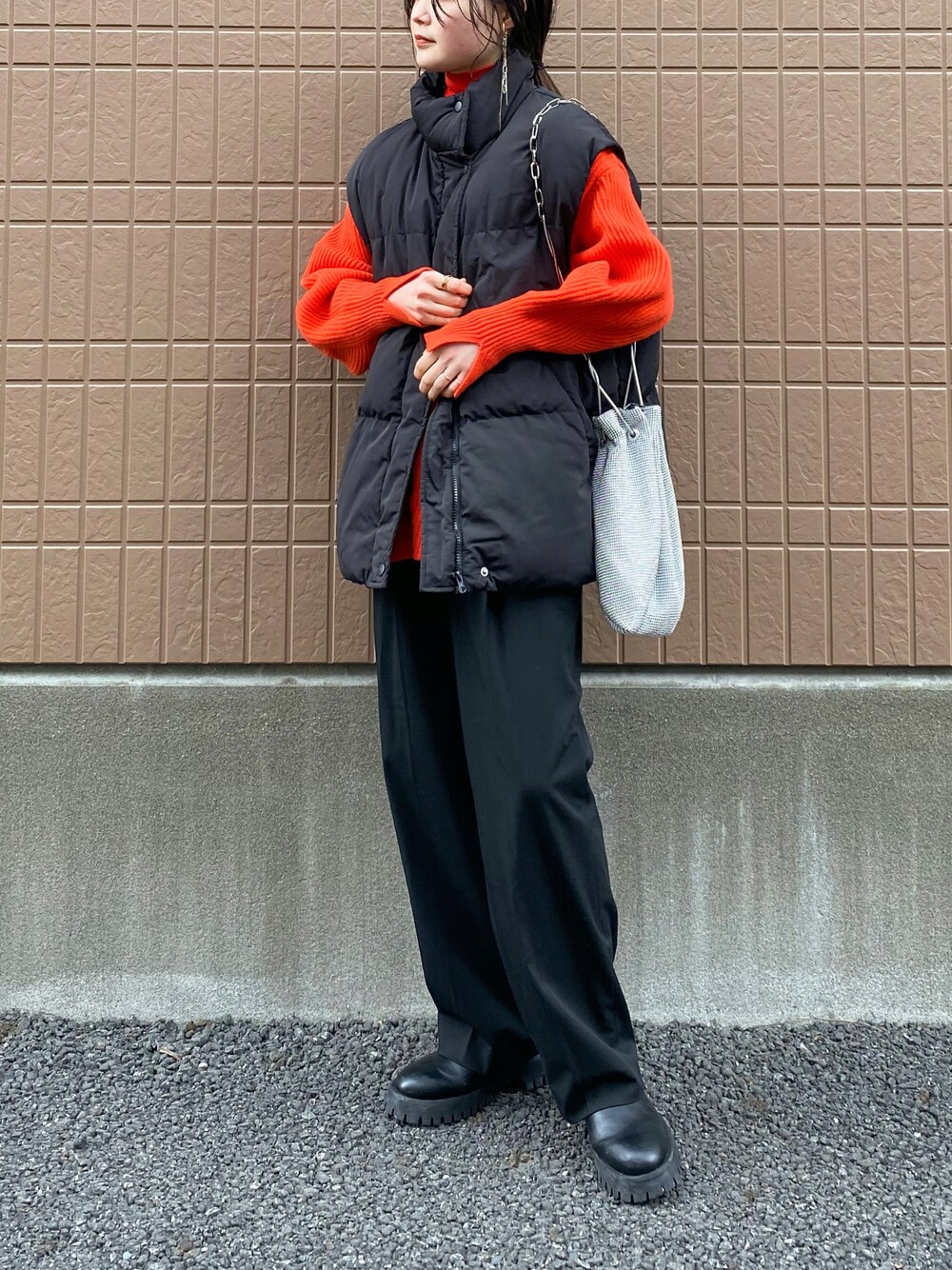 「大人カジュアル、きれいめカジュアル、メンズライク、ダウンベスト、赤、ショルダーバッグ、ワイドパンツ、パンツスタイル、UNIQLO、ブーツ、ラフコーデ、厚底シューズ、プチプラ」｜「SHEINのアイテム（ジャケット/アウター、ブラック系）」を使った、pearn0さん（レディース・160cm）の冬コーディネートの1枚目の写真