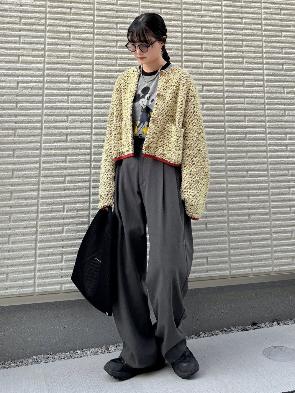 「春コーデ、レイヤードスタイル、シンプルコーデ、大人カジュアル、休日スタイル、お出かけコーデ、韓国ファッション、カーディガン、ロゴT、トートバッグ、スニーカー、メガネ女子」｜「6の＜6(ROKU)＞ミックス カーディガン（カーディガン/ボレロ、ベージュ系）」を使った、pearn0さん（レディース・160cm）の春コーディネートの1枚目の写真