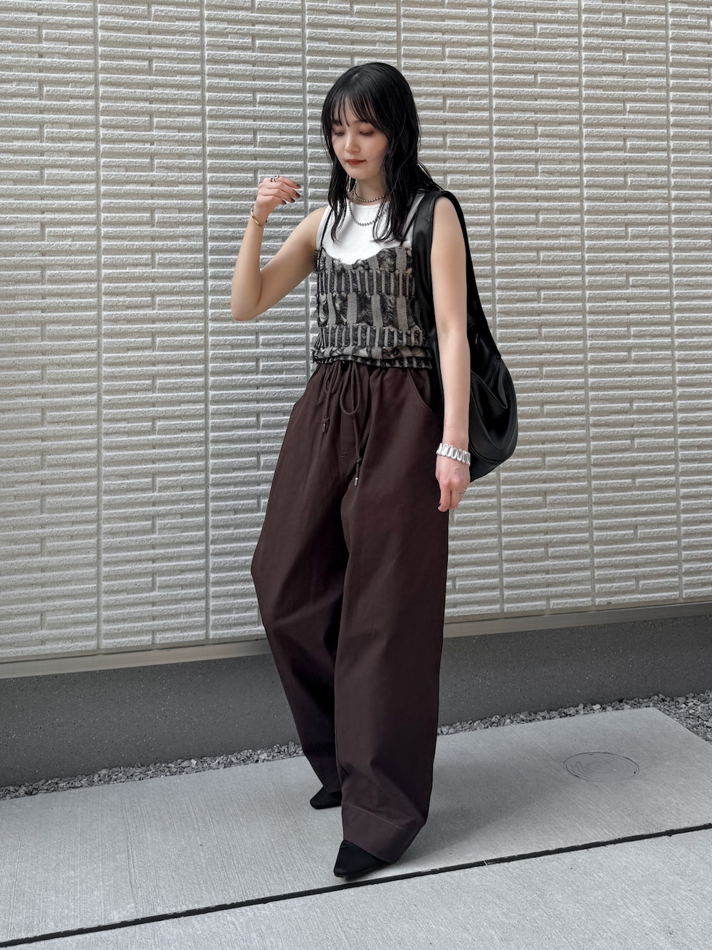 「レイヤードスタイル、夏コーデ、アツいコーデ全部見せ、お出かけコーデ、休日スタイル、キャミソール、ノースリーブ、チノパン、ワイドパンツ、ショルダーバッグ、シンプルコーデ」｜「AmeriのMANY WAY JACQUARD SHORT KNIT TOP（ニット/セーター、ブラック系）」を使った、pearn0さん（レディース・160cm）の夏コーディネートの1枚目の写真