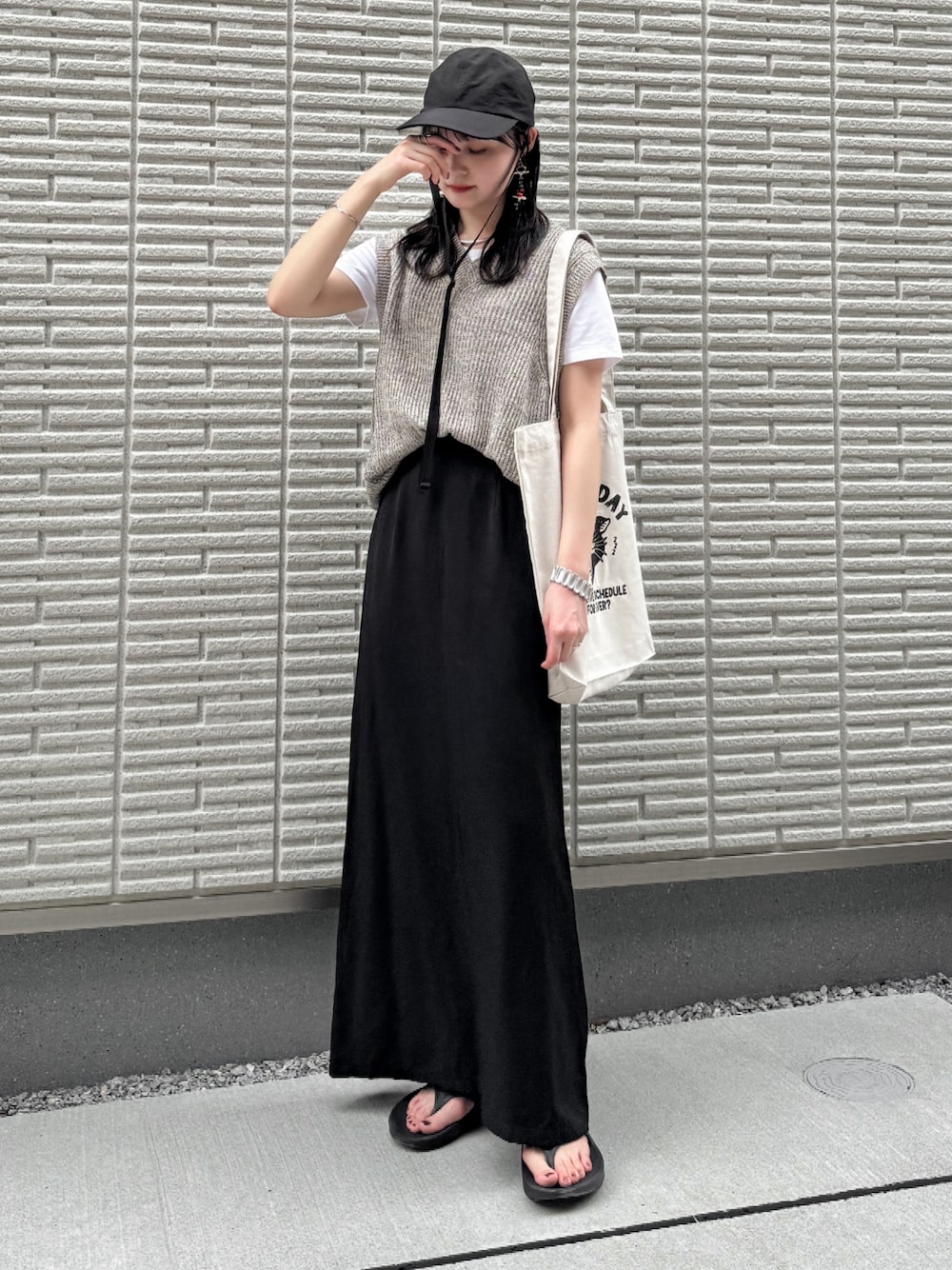 「プチプラ、モノトーン、レイヤードスタイル、白Tシャツ、ベスト、ロングスカート、トートバッグ、キャップ、サンダル、休日スタイル、お出かけコーデ、シンプルコーデ、シンプル、アウトドアスタイル、韓国ファッション」｜「GUのアイテム（ベスト、ベージュ系）」を使った、pearn0さん（レディース・160cm）の夏コーディネートの1枚目の写真