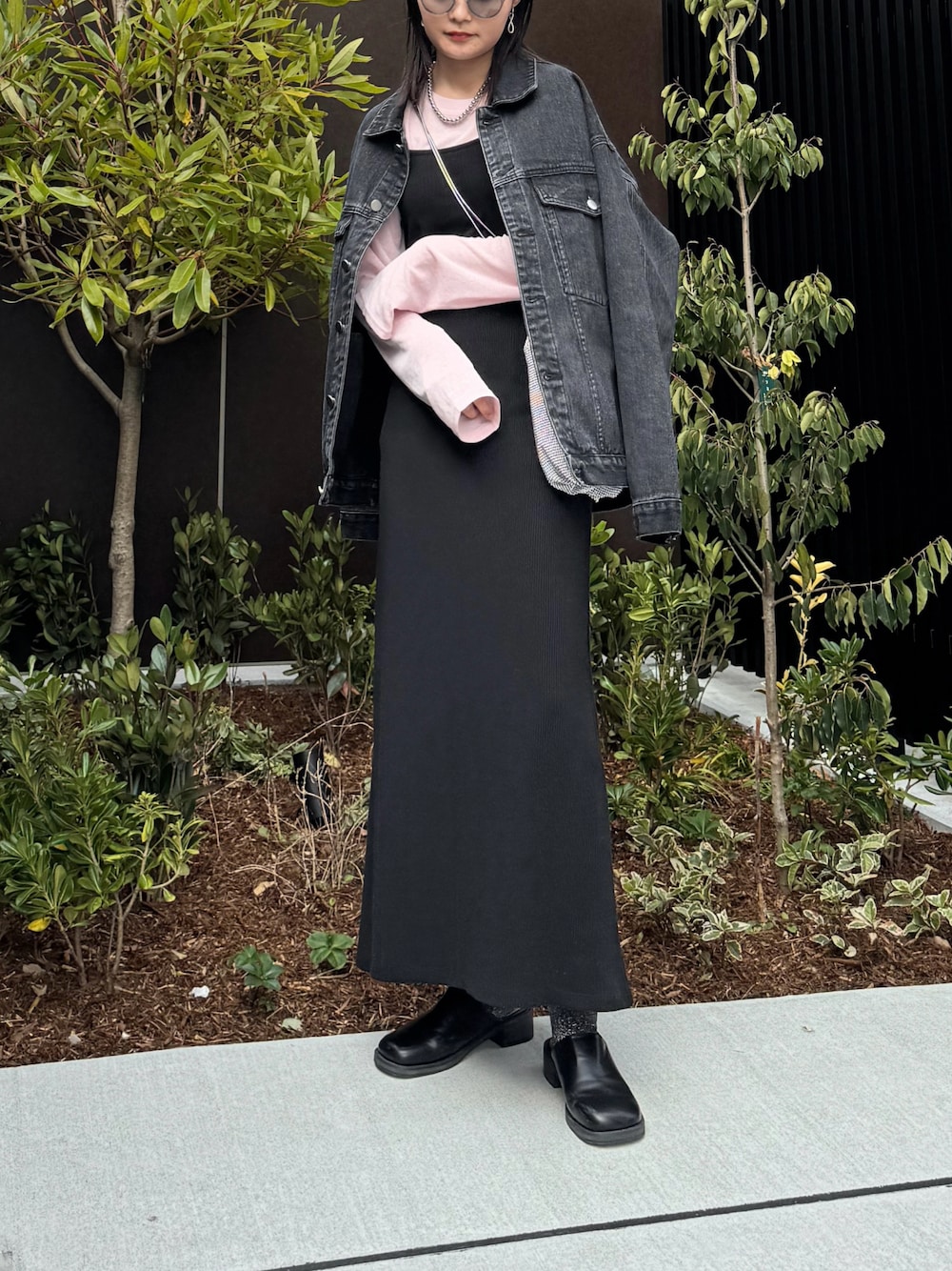 「似合うラボに行こう、レイヤードスタイル、春コーデ、春服みてみて、春アウター、デニム、デニムジャケット、ピンク、キャミワンピ、ロングワンピース、ショルダーバッグ、シンプルコーデ、パステルカラー、プチプラ、ジャケットスタイル」｜「select MOCAの【サイズ展開あり】ビッグシルエットデニムジャケット（デニムジャケット、ブラック系）」を使った、pearn0さん（レディース・160cm）の春コーディネートの1枚目の写真