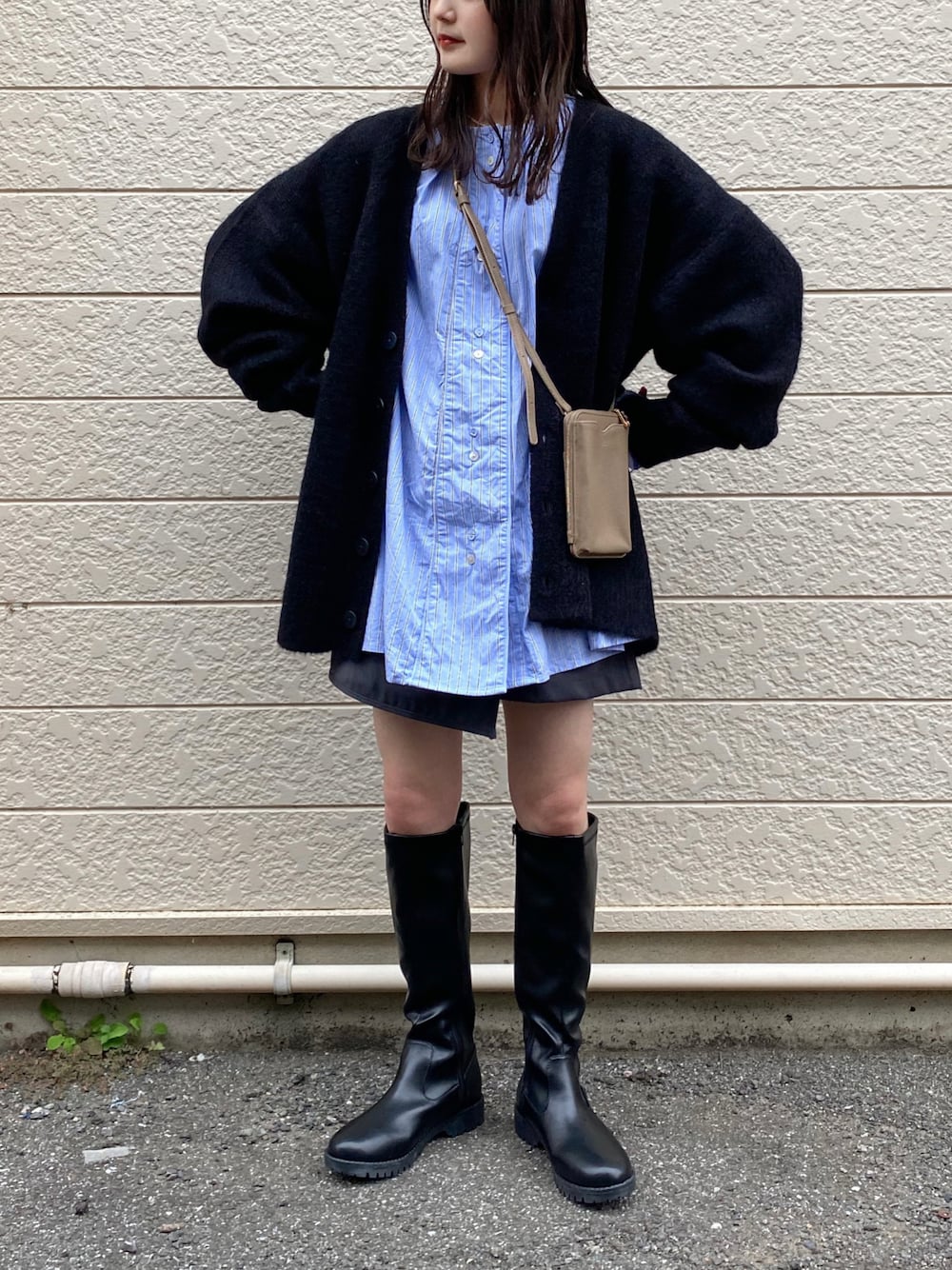 「大人カジュアル、きれいめカジュアル、カーディガン、ニットカーディガン、ストライプシャツ、ハーフパンツ、ショートパンツ、ブーツ、ロングブーツ、ショルダーバッグ、スクエアバッグ、シンプルコーデ、PR」｜「menueのボリュームヒールロングブーツ（ブーツ、ブラック系）」を使った、pearn0さん（レディース・160cm）の秋コーディネートの1枚目の写真