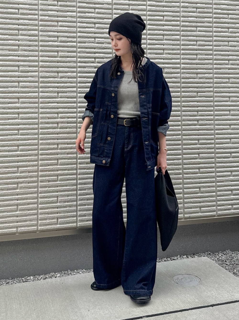 「アウトドアスタイル、レイヤードスタイル、秋っぽコーデ更新中、シンプルコーデ、セットアップ、デニム、ジャケット、休日スタイル、ストリート、ビーニー、ワイドパンツ、トートバッグ、プチプラ、秋コーデ」｜「LBCの【セットアップ可能】LBCデニムノーカラージャケット（デニムジャケット、ブルー系）」を使った、pearn0さん（レディース・160cm）の秋コーディネートの1枚目の写真