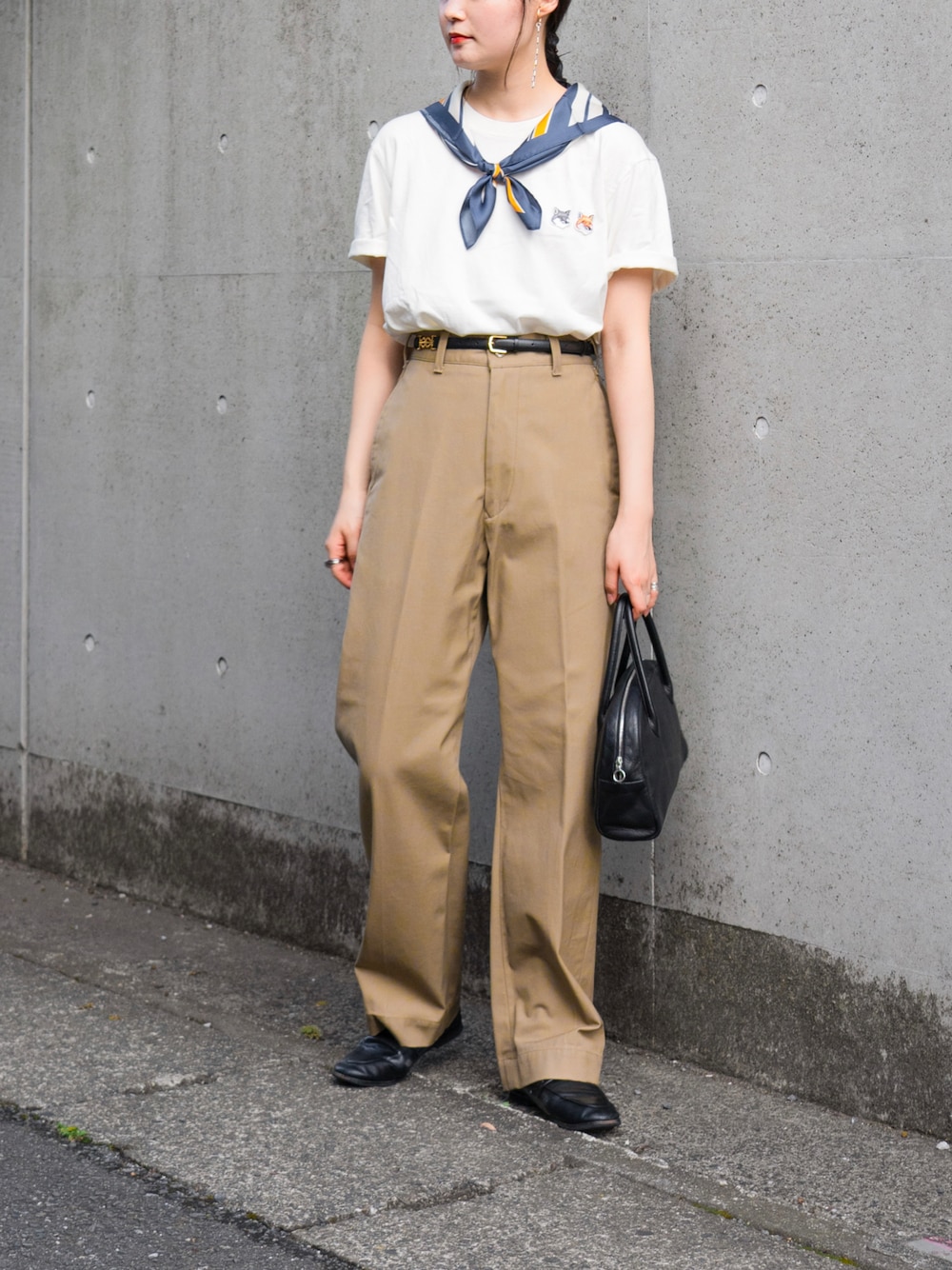 「シンプルコーデ、秋コーデ、休日スタイル、チノパン、白Tシャツ、スカーフ、レザー、ハンドバッグ、ローファー、スクエアトゥ、ベージュ」｜「Lilysilkのアイテム（バンダナ/スカーフ、ブルー系）」を使った、pearn0さん（レディース・160cm）の秋コーディネートの1枚目の写真