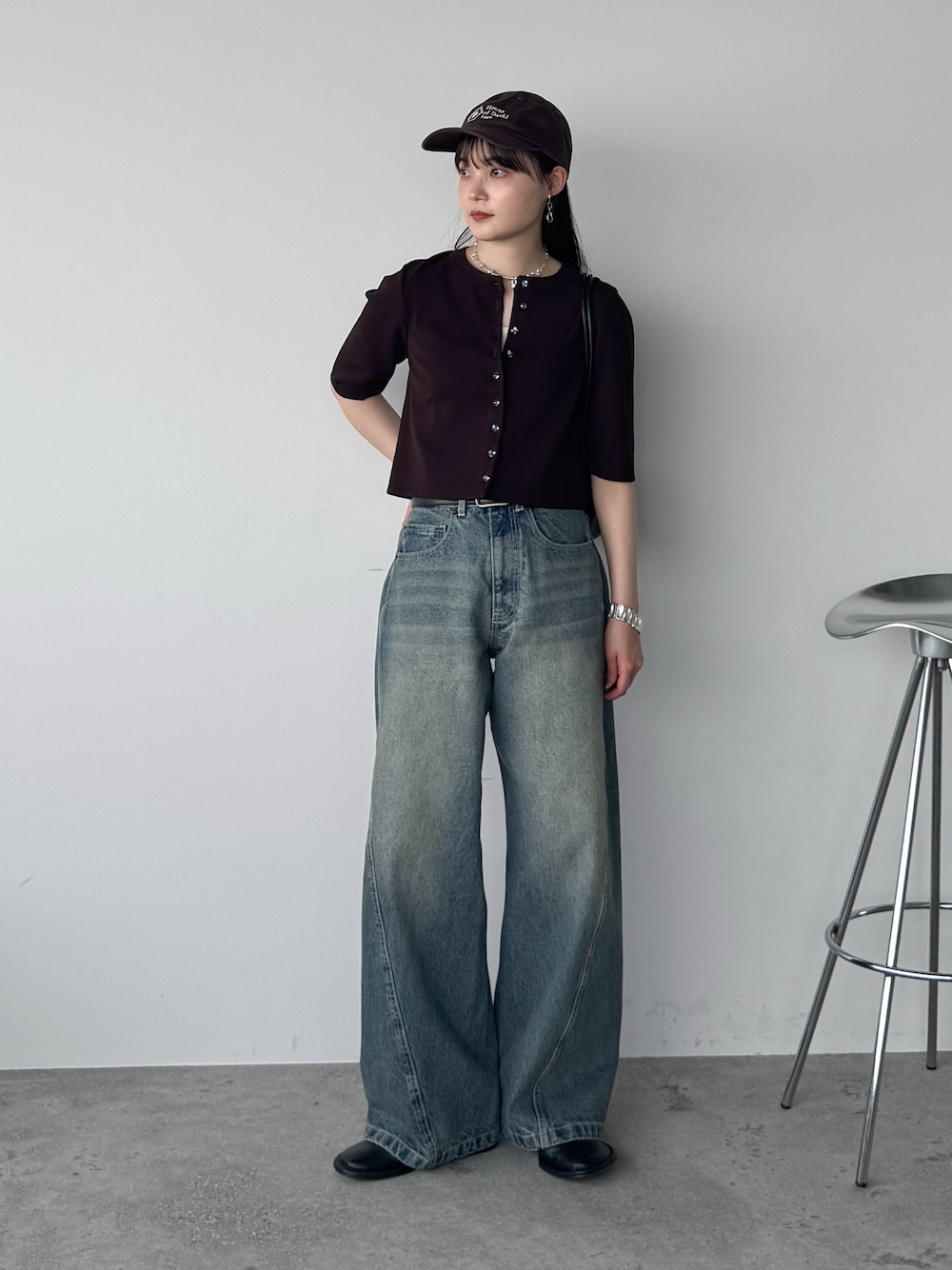 「夏ルックで気分アップ、デニム、カーディガン、ワイドパンツ、レイヤードスタイル、シンプルコーデ、プチプラ、大人カジュアル、お出かけコーデ、休日スタイル、キャップ、ショルダーバッグ、夏コーデ」｜「ADAM ET ROPE'の【サステナブル】クールタッチニットカーディガン（カーディガン/ボレロ、ブラウン系）」を使った、pearn0さん（レディース・160cm）の夏コーディネートの1枚目の写真