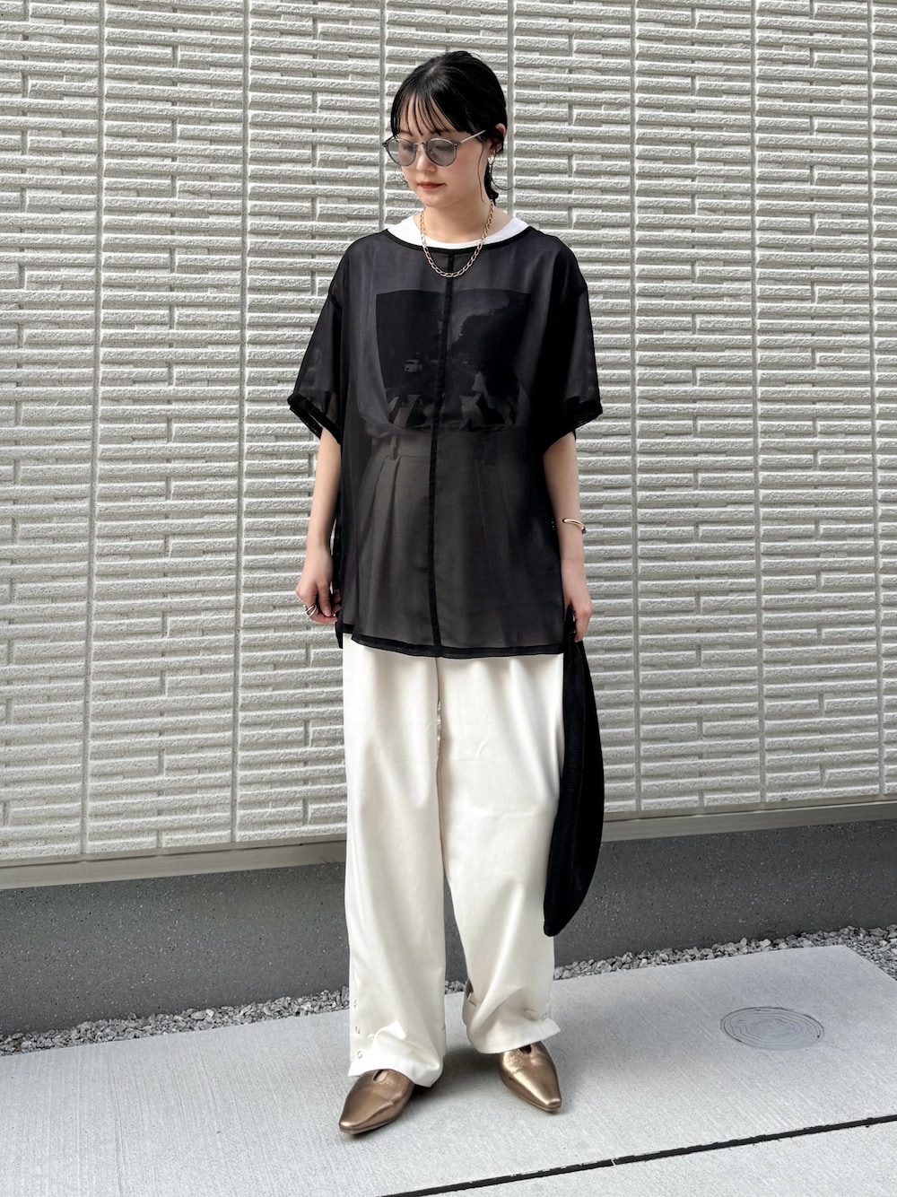 「モノトーン、プチプラ、シンプルコーデ、レイヤードスタイル、シアートップス、プリントT、トートバッグ、お出かけコーデ、休日スタイル、夏コーデ、メガネ女子、サングラス」｜「select MOCA by sonの【サイズ展開あり】オーバーシア―トップス（シャツ/ブラウス、ブラック系）」を使った、pearn0さん（レディース・160cm）の夏コーディネートの1枚目の写真
