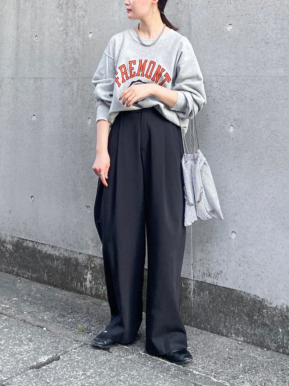 「秋服まるっと大公開、秋コーデ、モノトーン、スウェット、ロゴスウェット、大人カジュアル、シンプルコーデ、ショルダーバッグ、ローファー、スクエアトゥ、休日スタイル、ストリート、スポーツミックス、アウトドアスタイル、ファッションを楽しもう」｜「Championの【Champion/チャンピオン】メンズ リバースウィーブ(R) クルーネックスウェットシャツ（スウェット、グレー系）」を使った、pearn0さん（レディース・160cm）の秋コーディネートの1枚目の写真