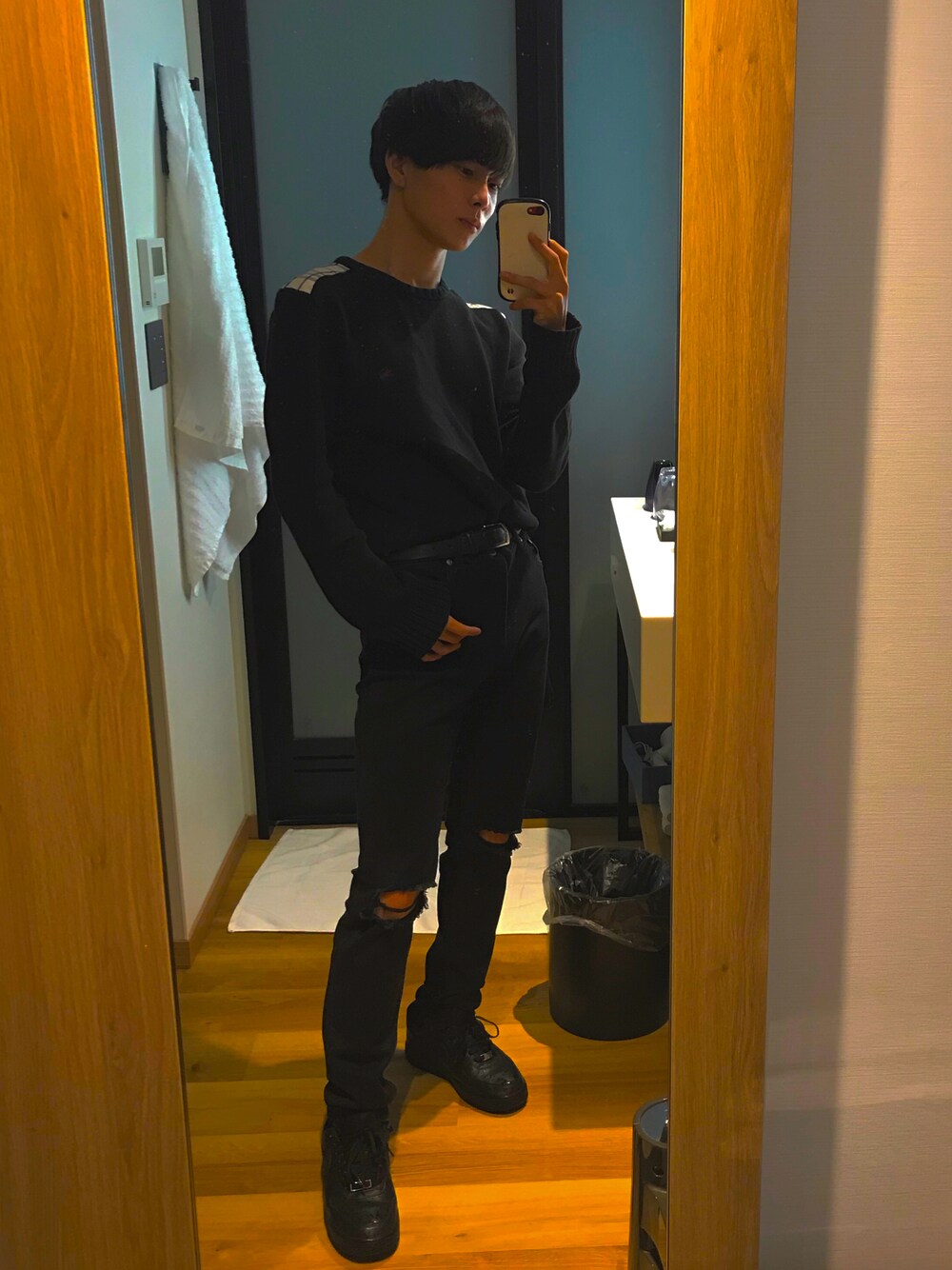 「未来のWEARISTAプロジェクト、冬コーデ、シンプルコーデ、黒、ニット」｜「BURBERRYのアイテム（ニット/セーター、ブラック系）」を使った、tatlabさん（メンズ・170cm）の冬コーディネートの1枚目の写真