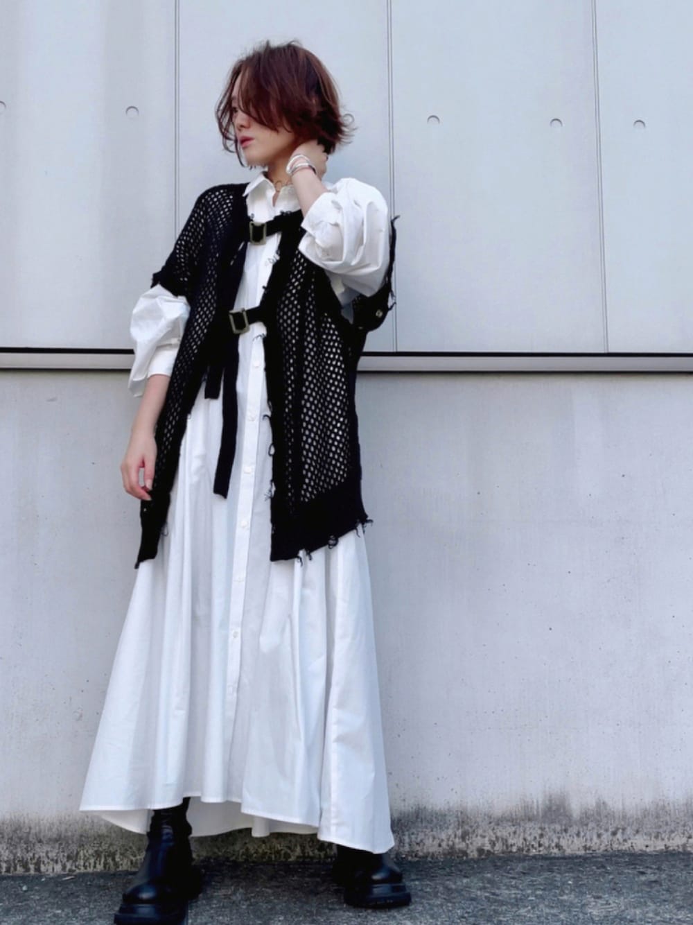 「ニット、ワンピース、ベスト、モノトーン、レイヤードスタイル、厚底シューズ、低身長、カジュアルコーデ、着回しコーデ、オトナカジュアル、秋コーデ、おしゃれさんと繋がりたい、オトナ女子、秋トレンド2021、だから秋服が好き」｜「CREDONAのギャザーボリュームシャツOP（シャツワンピース、ホワイト系）」を使った、h.eさん（レディース・150cm）の秋コーディネートの1枚目の写真