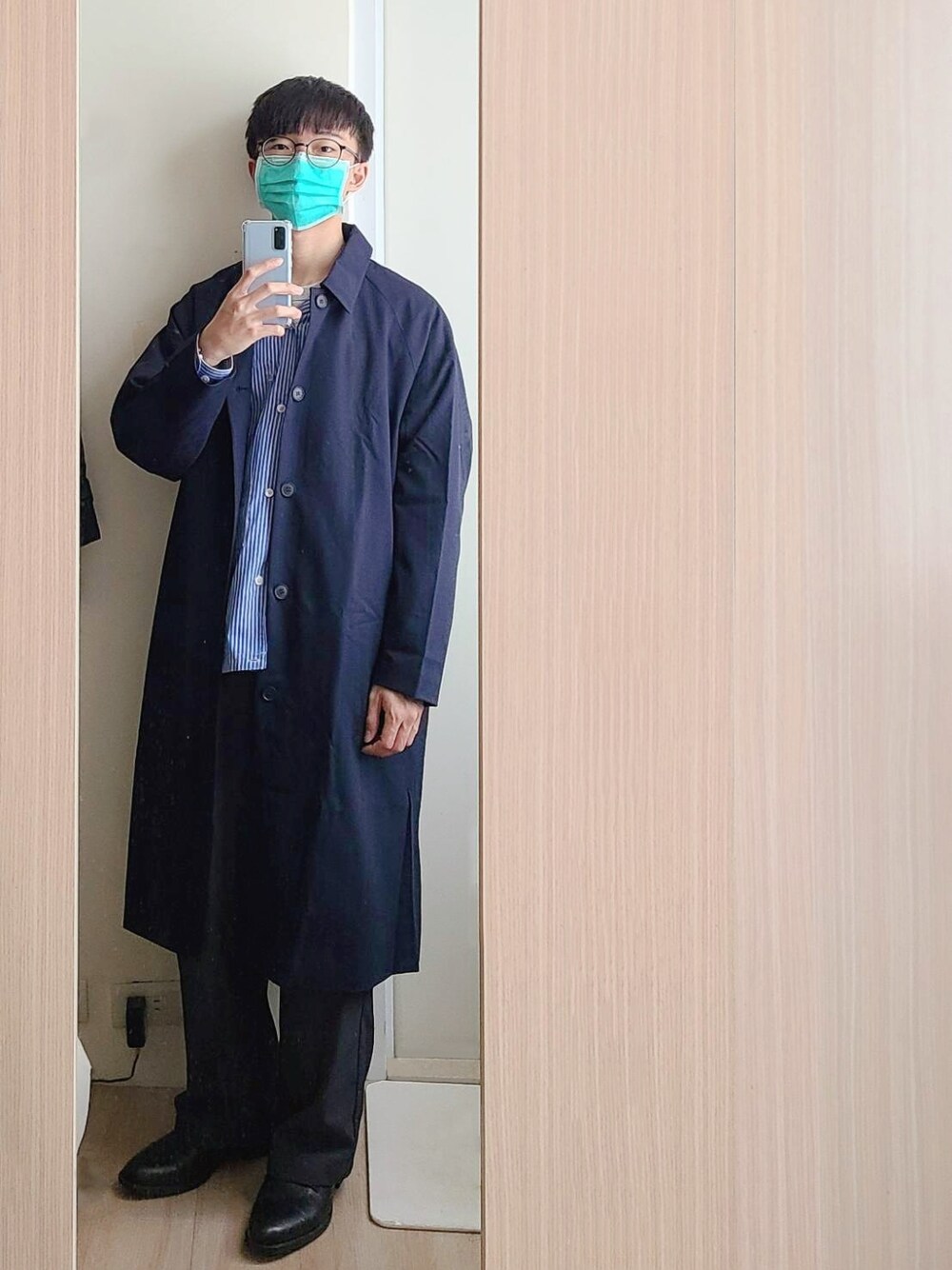 「Mirror、UNIQLO+J、SENSEOFPLACE、CARREMAN、秋」｜「SENSE OF PLACE by URBAN RESEARCHのCARREMANステンカラーコート（ステンカラーコート、ブルー系）」を使った、aaron0214さん（メンズ・170cm）の冬コーディネートの1枚目の写真