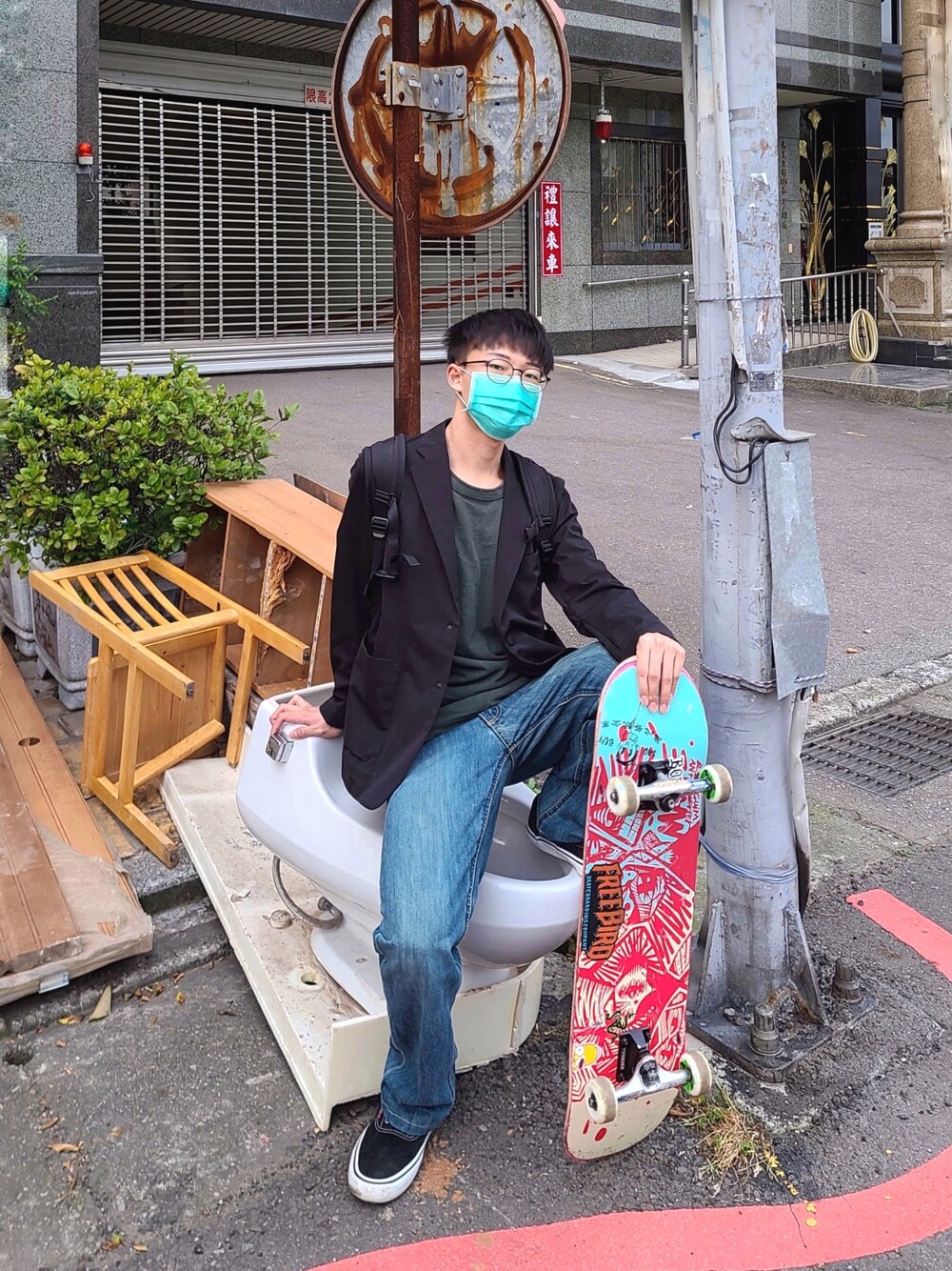 「skate、skateboard、ootd、streetfashion、URBAN RESEARCH、UNIQLO U、VANS、era、LEE、toilet」｜「VANSのERA 95 DX エラ VN0A2RR1UDA（スニーカー、ブラック系）」を使った、aaron0214さん（メンズ・170cm）の春コーディネートの1枚目の写真
