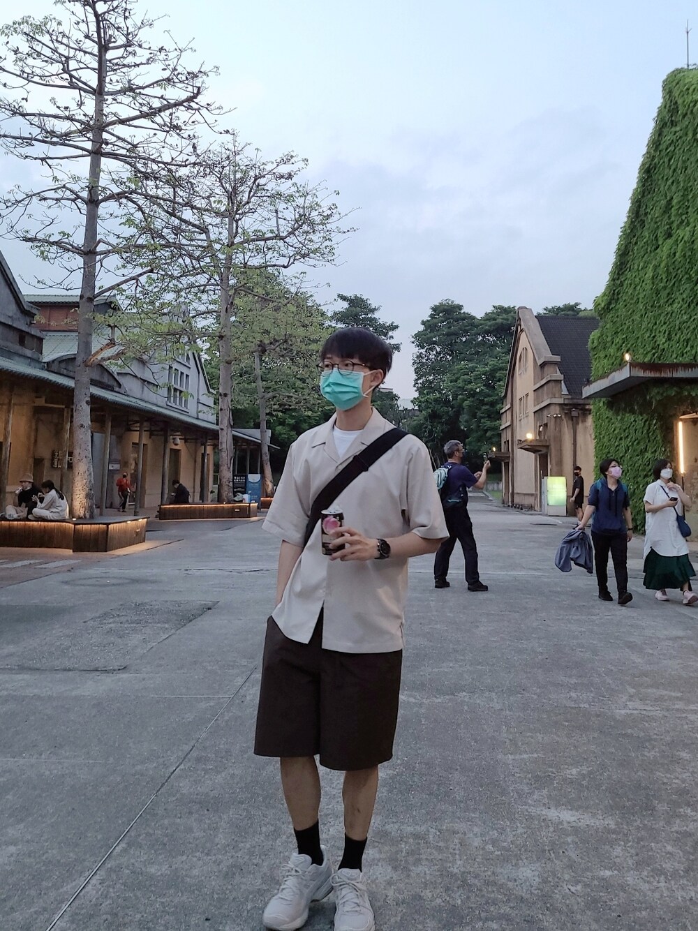 「crying center、GU、Uniqlo、asics、KAYANO、shorts、ootd、夏、休閒、shirts、夏コーデ、春コーデ」｜「GUのアイテム（シャツ/ブラウス、ベージュ系）」を使った、aaron0214さん（メンズ・170cm）の春コーディネートの1枚目の写真