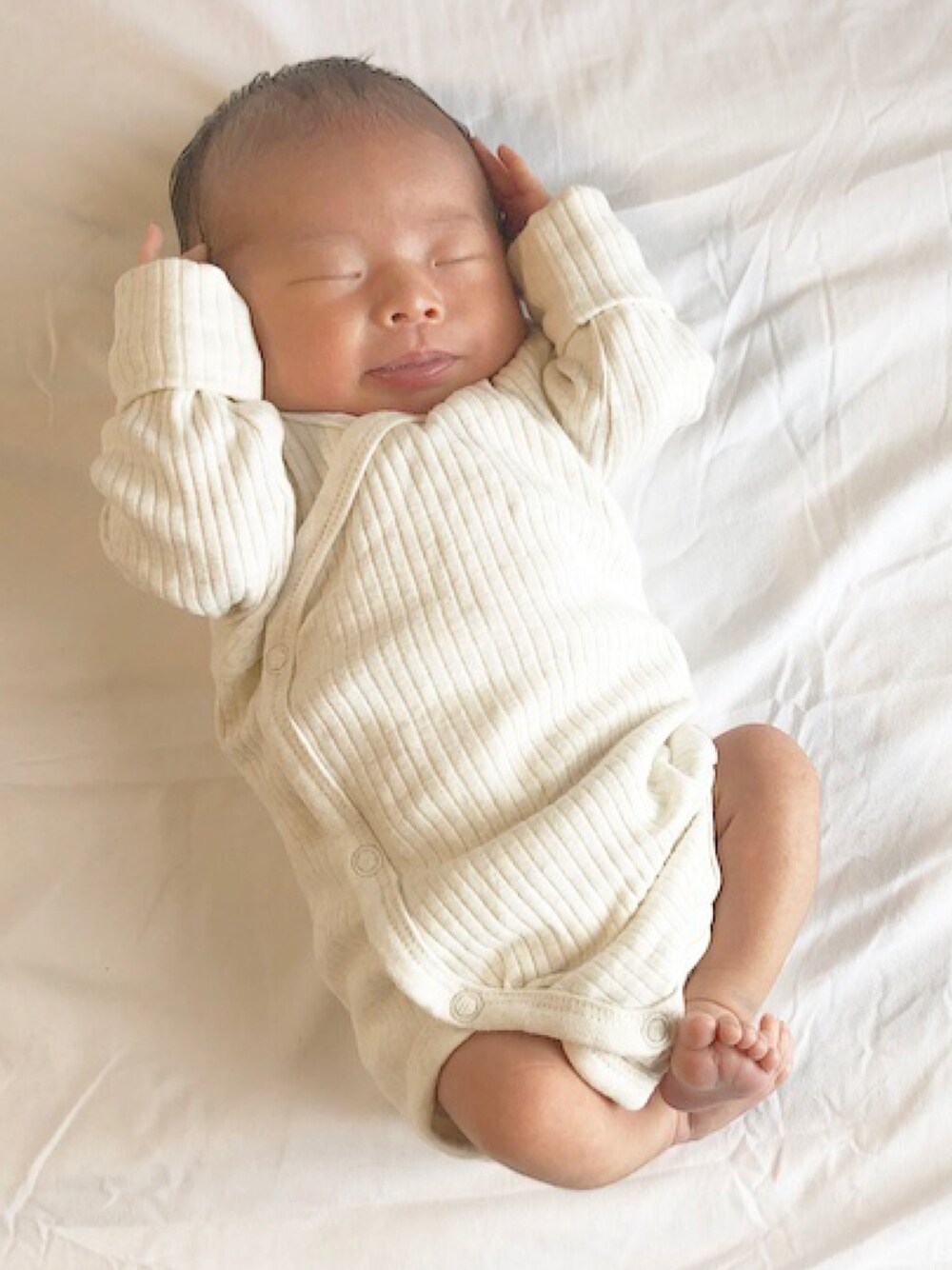 ホワイト系のロンパースを着用したキッズの秋コーディネートの1枚目の写真