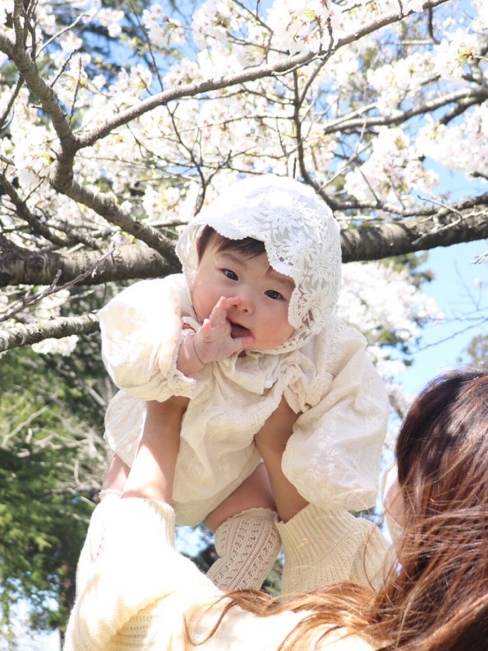 「桜、プチプラ、生後7ヶ月、韓国ファッション、韓国子供服、おしゃれさんと繋がりたい、ベビーコーデ、赤ちゃん、年子」｜「韓国ベビーのアイテム（ママ＆ベビー、ホワイト系）」を使った、chulipo2さん（キッズ・60cm）の春コーディネートの1枚目の写真