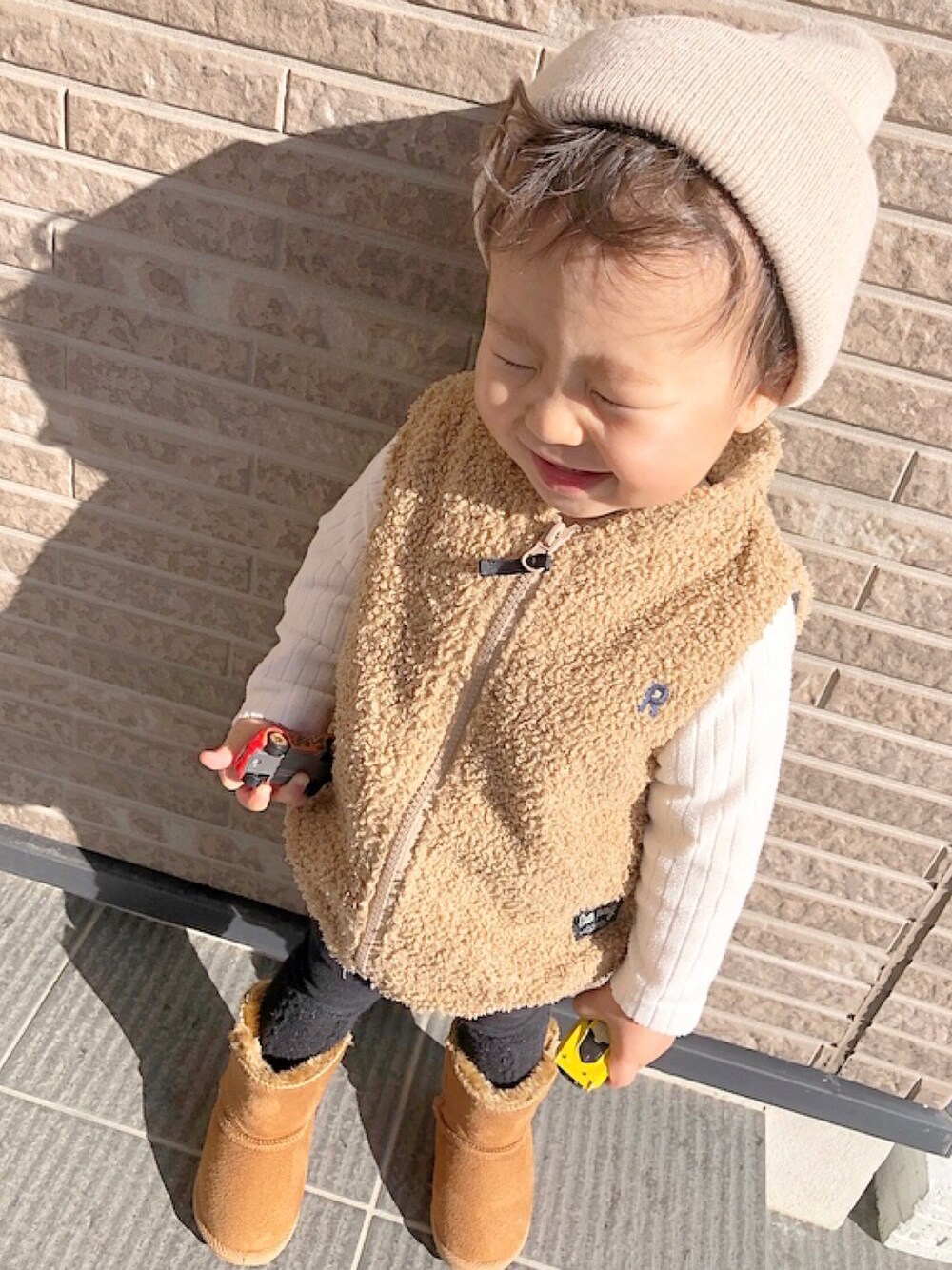 「男の子、男の子コーデ、キッズコーデ、１歳８ヶ月、カジュアルコーデ、パーマ、ヘアスタイル、おしゃれさんと繋がりたい、むすこーで、カーディガン」｜「Birthdayのアイテム（ママ＆ベビー、ブラウン系）」を使った、chulipo2さん（キッズ・90cm）の冬コーディネートの1枚目の写真