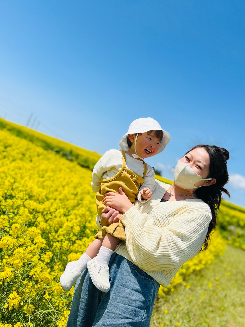 「ママ＆息子、kids、キッズファッション、プチプラ、韓国ファッション、2歳、男の子、リンクコーデ、夏コーデ、菜の花畑」｜「H&Mのアイテム（ママ＆ベビー、ホワイト系）」を使った、chulipo2さん（キッズ・80cm）の春コーディネートの1枚目の写真