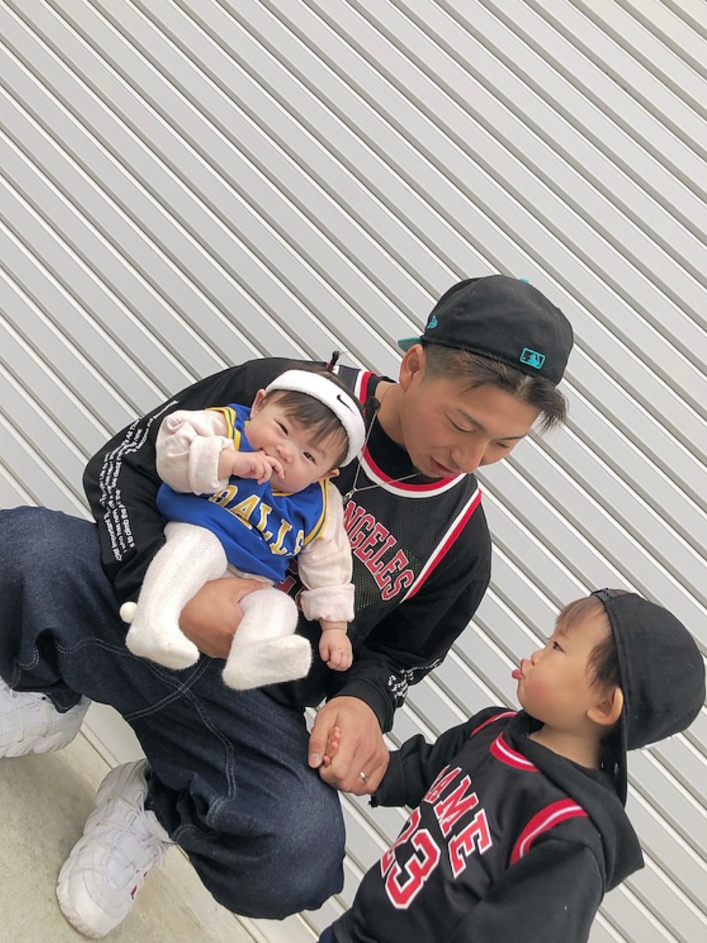 「パパと息子、パパと娘、パパコーデ、ストリート、キッズコーデ、カジュアルコーデ、おしゃれさんと繋がりたい、女の子、男の子、バスケ」｜「SHEINのアイテム（ママ＆ベビー、ブラック系）」を使った、chulipo2さん（キッズ・80cm）の春コーディネートの1枚目の写真