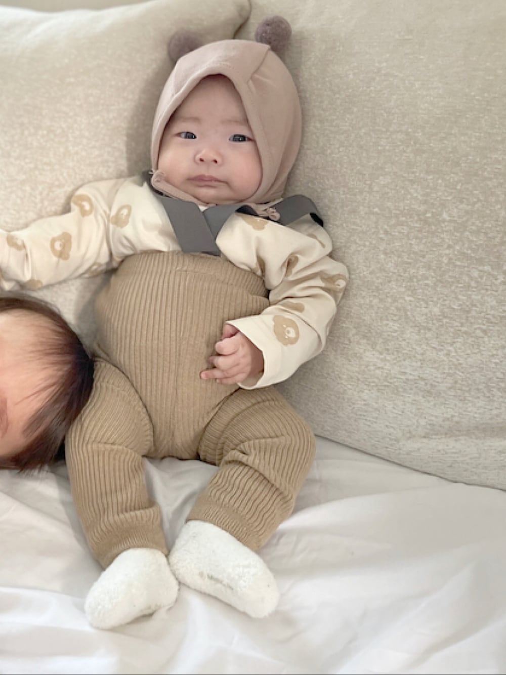 「キッズファッション、ベビーコーデ、ベビーファッション、女の子、女の子コーデ、女の子ベビー、年子、韓国子供服、生後2ヶ月」｜「西松屋のアイテム（ママ＆ベビー、ブラウン系）」を使った、chulipo2さん（キッズ・50cm）の冬コーディネートの1枚目の写真