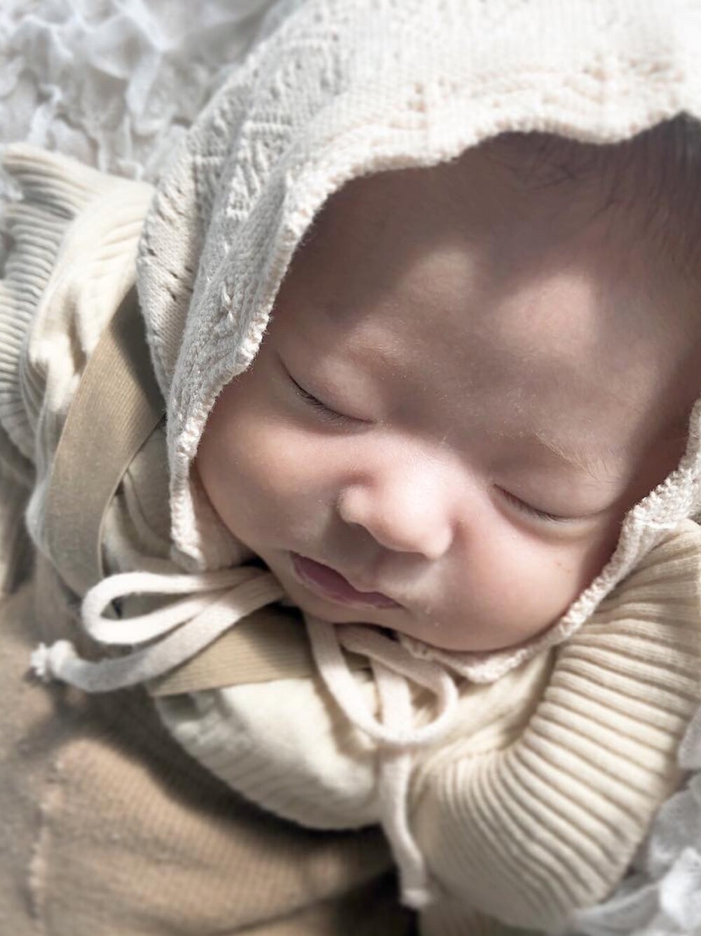 ブラウン系のママ＆ベビーを着用したキッズの秋コーディネートの1枚目の写真