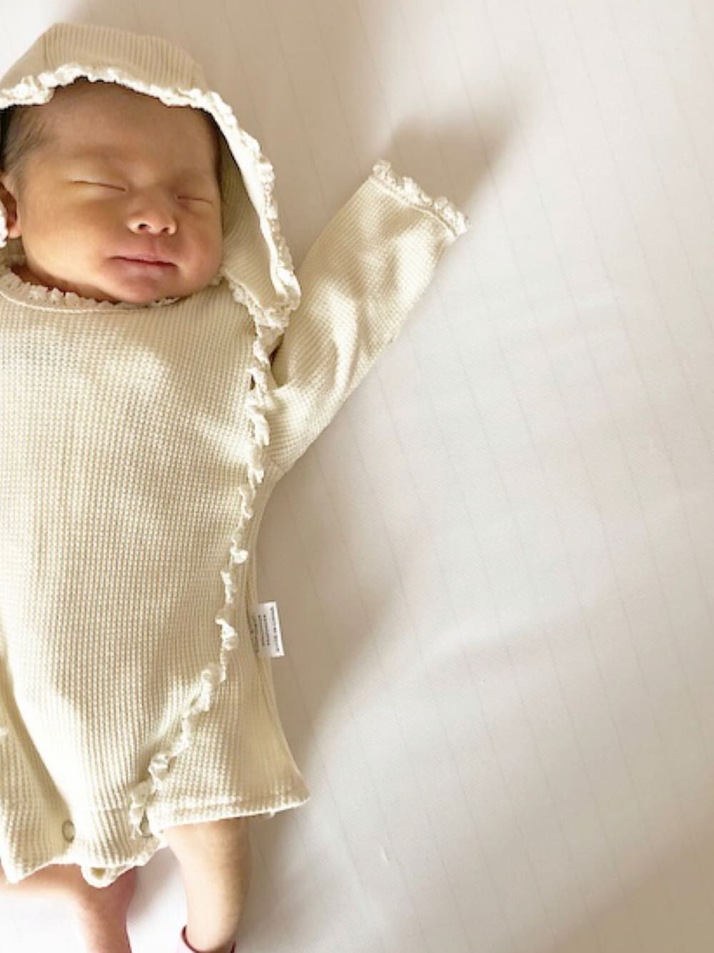 「赤ちゃん、セレクトショップ、赤ちゃんコーデ、ベビーコーデ、おんなのこ、退院着、年子、女の子ベビー、生後4日」｜「海外ベビー服のアイテム（ロンパース、ホワイト系）」を使った、chulipo2さん（キッズ・50cm）の秋コーディネートの1枚目の写真