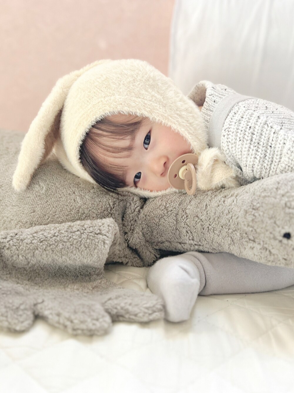 「キッズファッション、休日コーデ、女の子コーデ、私の推しブランド、女の子、1歳、ボンネット、サスペンダー、海外子供服、韓国ファッション、プチプラ、おしゃれさんと繋がりたい」｜「シリーサイラスのアイテム（ママ＆ベビー、ホワイト系）」を使った、chulipo2さん（キッズ・70cm）の冬コーディネートの1枚目の写真