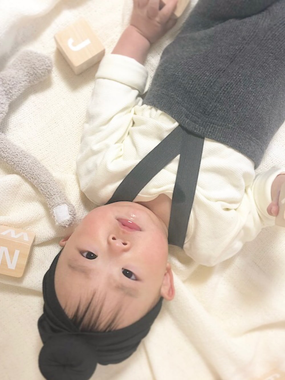 「キッズコーデ、プチプラ、ベビーコーデ、男の子、男の子コーデ、韓国ファッション、1歳、ターバン、シンプルコーデ、おしゃれさんと繋がりたい」｜「韓国ベビー服のアイテム（サロペット/オーバーオール、グレー系）」を使った、chulipo2さん（キッズ・70cm）の夏コーディネートの1枚目の写真