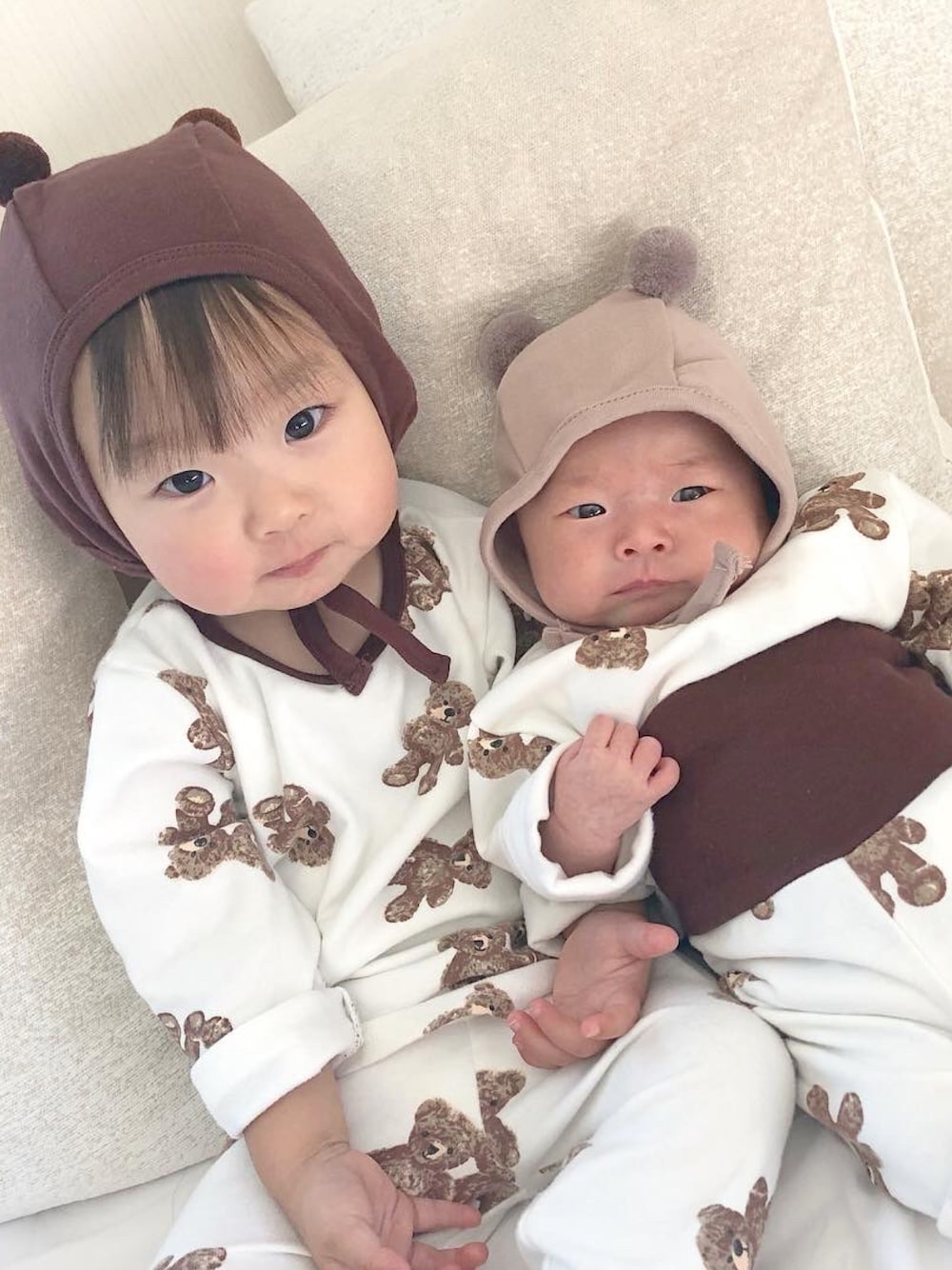 「キッズコーデ、女の子、男の子、ベビーコーデ、兄妹コーデ、お揃い、秋のコーデ、韓国子供服、秋冬コーデ、お洒落さんとつながりたい、キッズ」｜「韓国ベビー服のアイテム（ママ＆ベビー、ブラウン系）」を使った、chulipo2さん（キッズ・80cm）の秋コーディネートの1枚目の写真