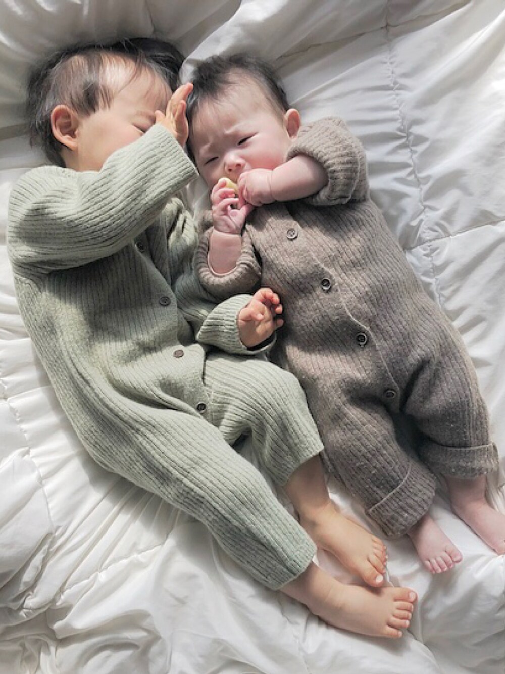 「キッズファッション、女の子ベビー、男の子ベビー、年子、春コーデ、おしゃれさんと繋がりたい、プチプラ、ロンパース」｜「モンベベのアイテム（ママ＆ベビー、グリーン系）」を使った、chulipo2さん（キッズ・80cm）の冬コーディネートの1枚目の写真