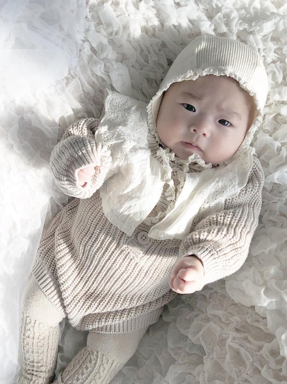 ホワイト系のママ＆ベビーを着用したキッズの冬コーディネートの1枚目の写真