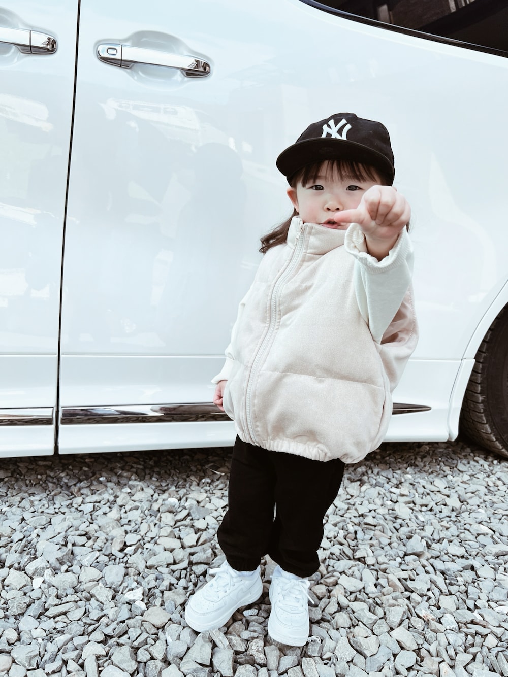 「キッズコーデ、お出かけコーデ、プチプラ、いいね、save、フォローお願いします🤑、キッズファッション、女の子、2歳、スニーカー、休日スタイル、ニューエラ」｜「SHEINのアイテム（ママ＆ベビー、ベージュ系）」を使った、chulipo2さん（キッズ・90cm）の冬コーディネートの1枚目の写真