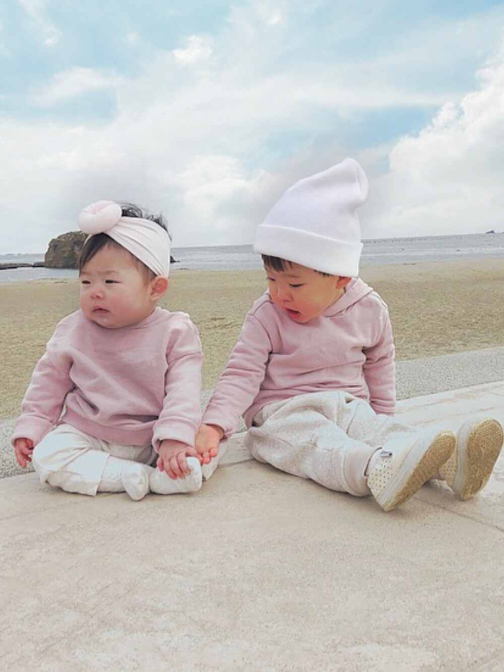 「海、女の子、男の子、キッズコーデ、2歳、生後7ヶ月、年子、兄妹コーデ、プチプラコーデ」｜「西松屋のアイテム（ママ＆ベビー、ホワイト系）」を使った、chulipo2さん（キッズ・80cm）の春コーディネートの1枚目の写真