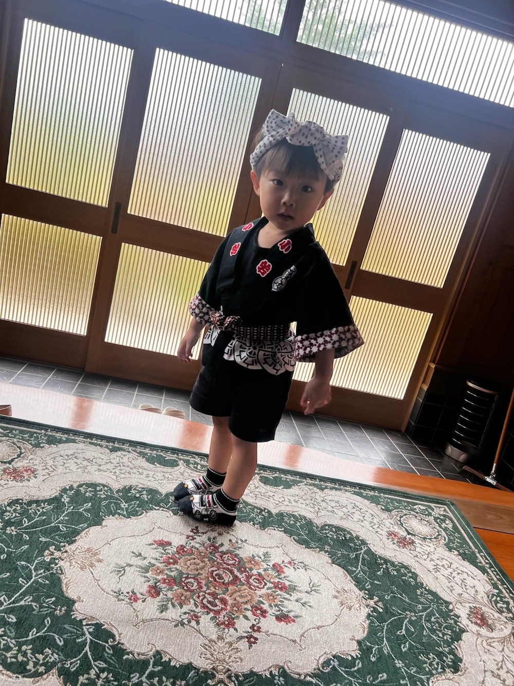「男の子、キッズコーデ、2歳、おしゃれさんと繋がりたい、花火大会、法被、甚平、ベビーコーデ、浴衣、夏祭り、プチプラ、淡色コーデ」｜「メルカリのアイテム（その他ベビー用品、ブラック系）」を使った、chulipo2さん（キッズ・80cm）の秋コーディネートの1枚目の写真