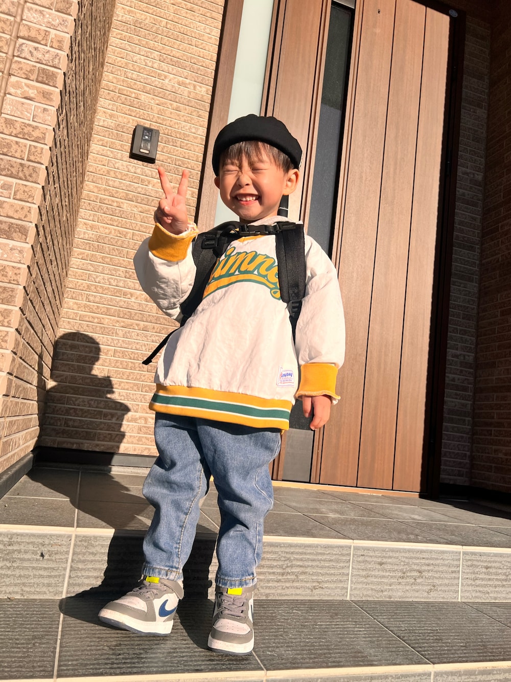 「おでかけコーデ、3歳、おしゃれさんと繋がりたい、運動会コーデ、アウトドアスタイル、カジュアルコーデ、おとこのこ、男の子コーデ、リュック、NIKE、子供服」｜「NIKEのアイテム（ママ＆ベビー、グレー系）」を使った、chulipo2さん（キッズ・90cm）の秋コーディネートの1枚目の写真