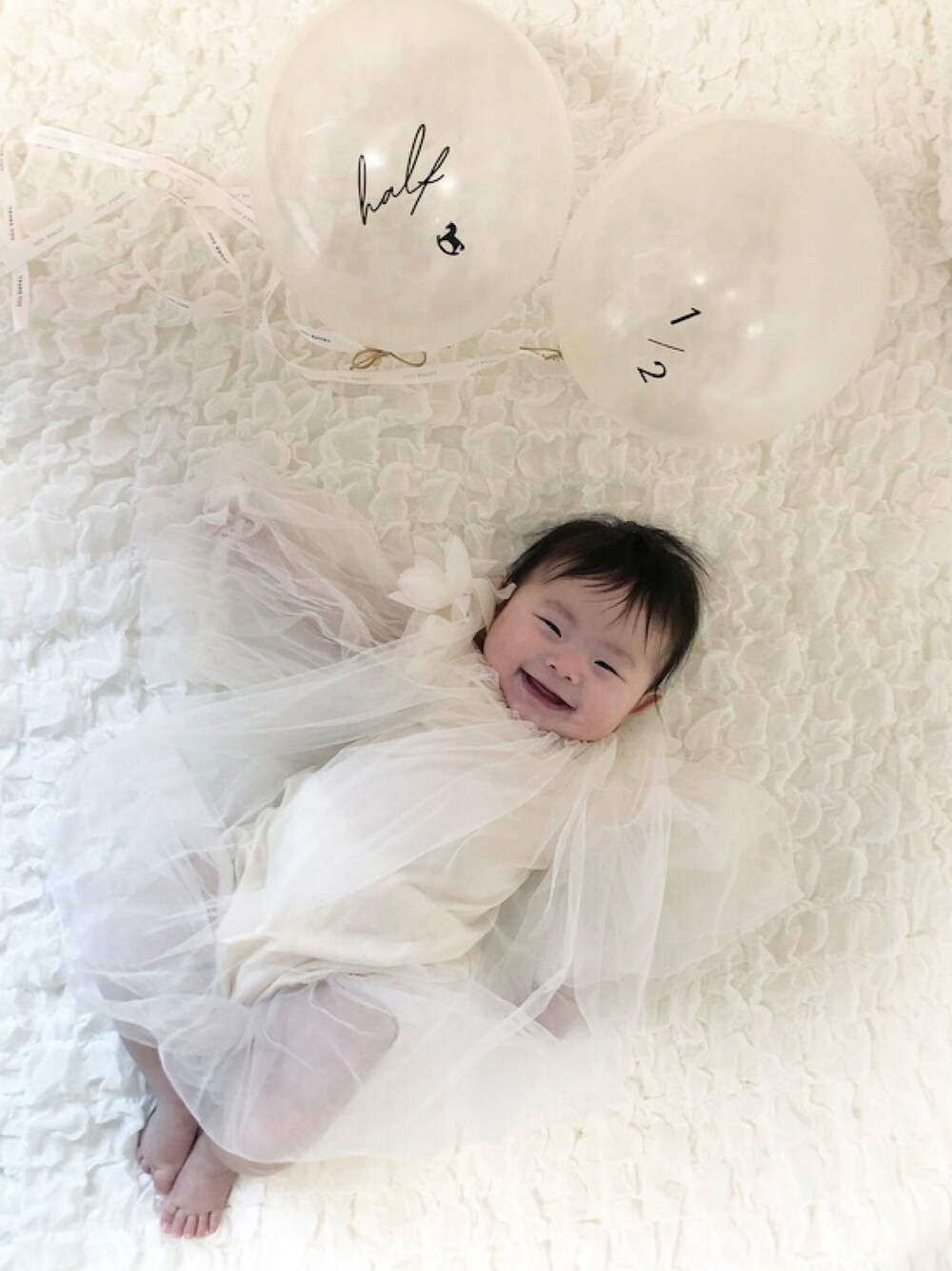 「キッズファッション、ベビーコーデ、韓国子供服、ハーフバースデー、おうちファッション、生後6ヶ月、女の子ベビー、年子、おしゃれさんと繋がりたい」｜「韓国ベビーのアイテム（ママ＆ベビー、ホワイト系）」を使った、chulipo2さん（キッズ・60cm）の春コーディネートの1枚目の写真